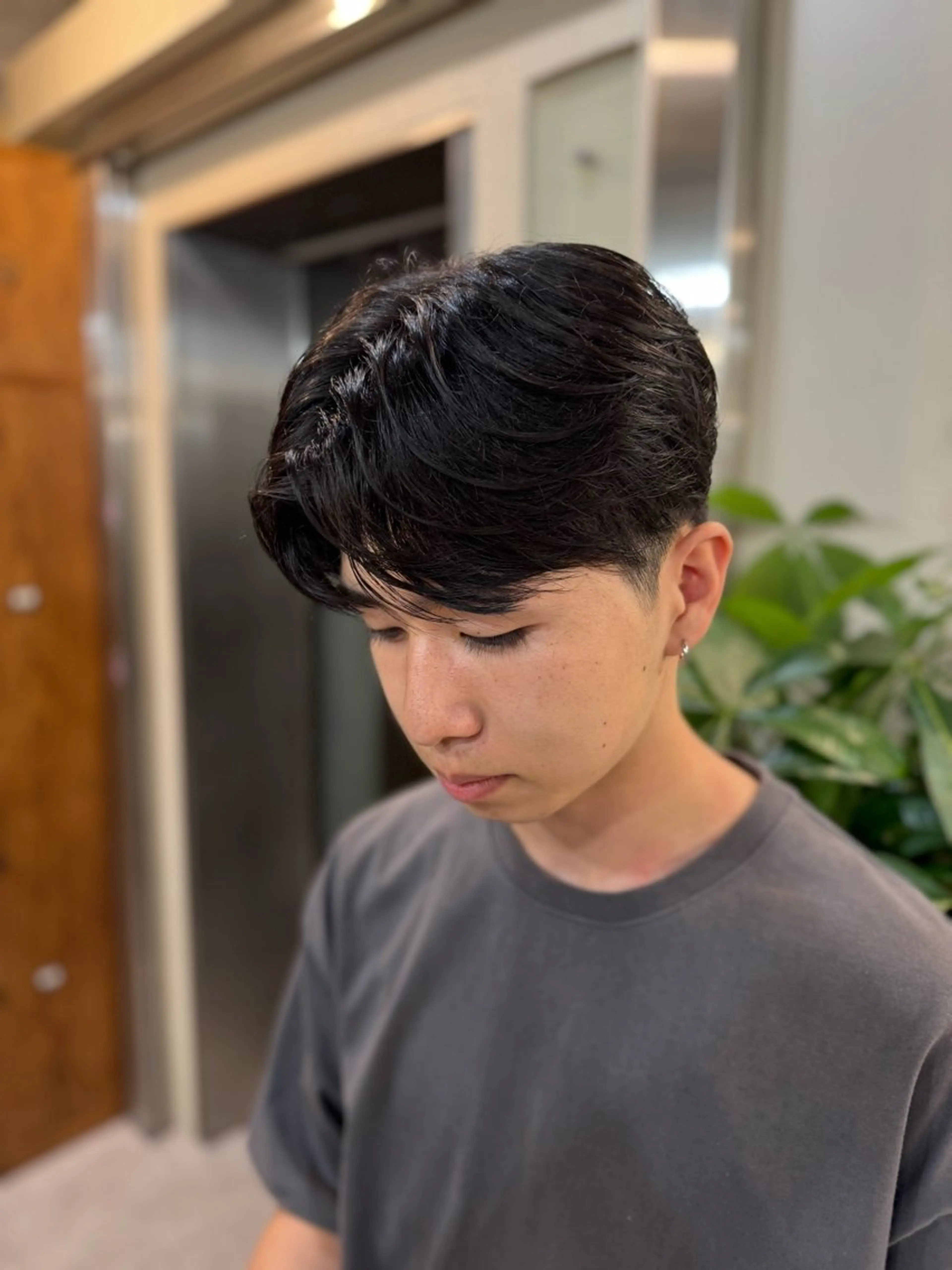 ショート パーマ メンズ カット 縮毛矯正 メンズ職人/センター パート/富沢真斗のヘアスタイル