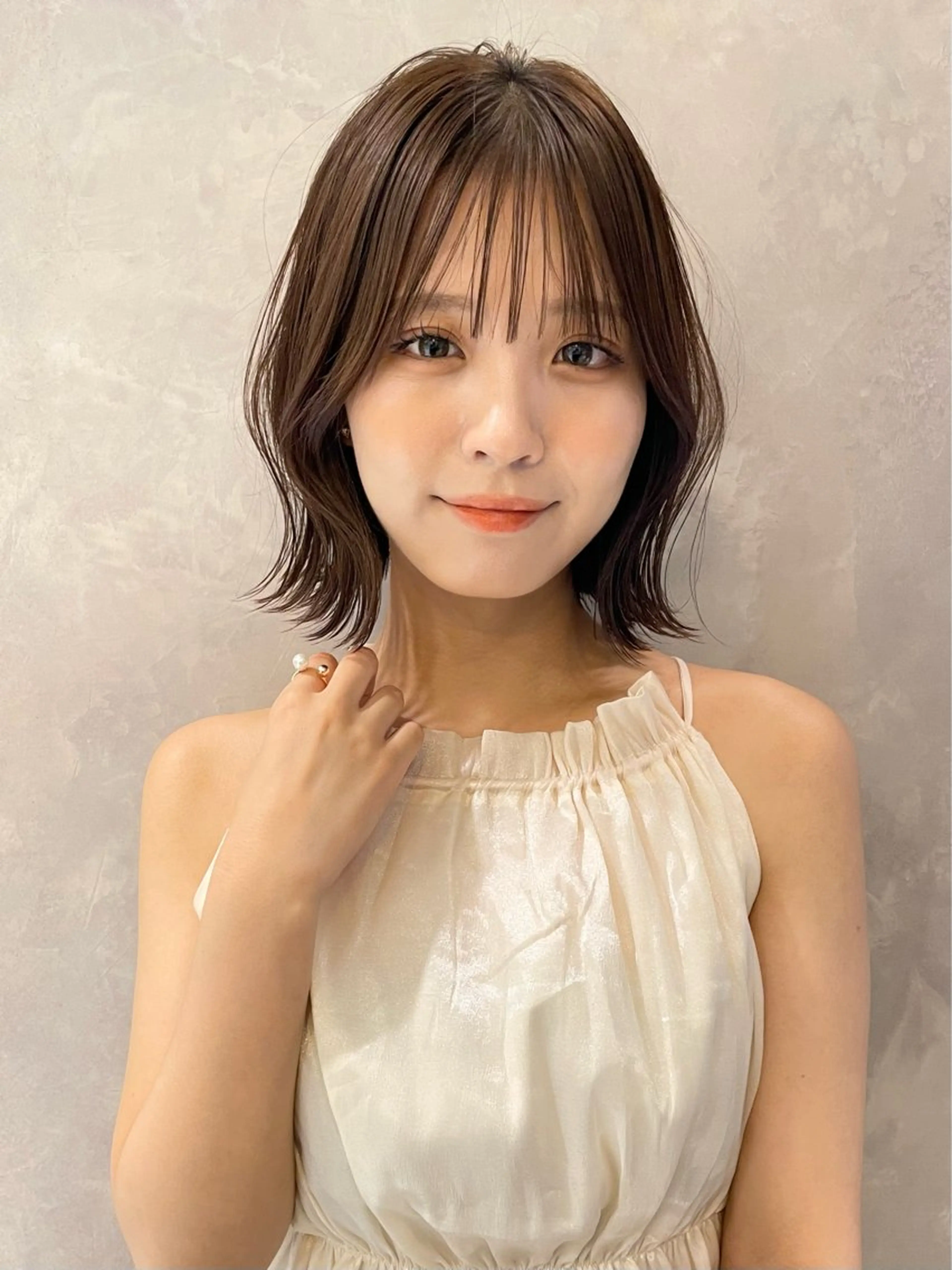 ミディアム 切りっぱなしボブ ワンレンボブ ショートボブ ボブ くびれヘア カット ヘアカラー ボブ/デザインカラー /表参道/新井美有紀のヘアスタイル