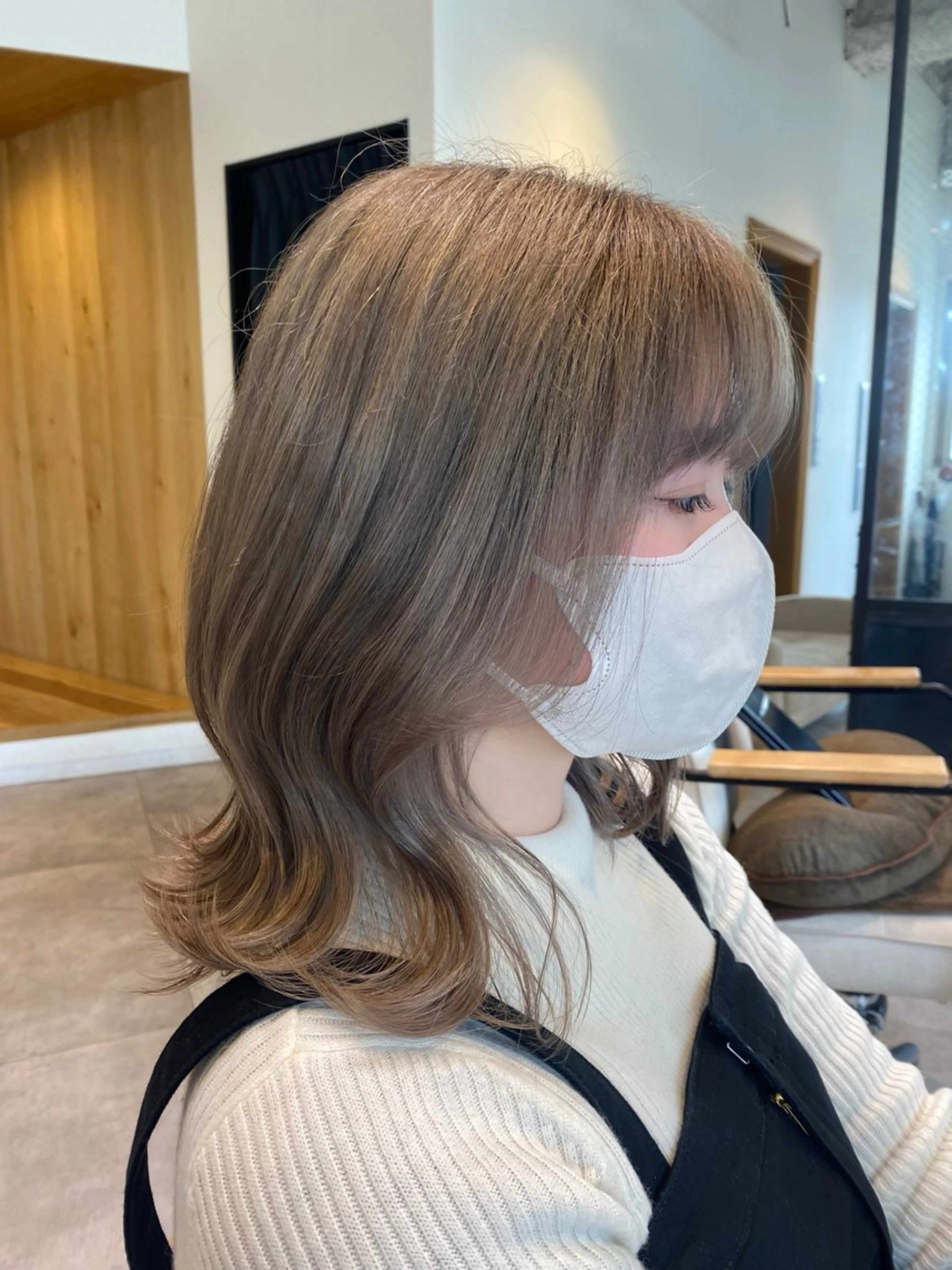 ミディアム カラー ベージュカラー ブリーチ ケアブリーチ ダブルカラー ハイトーンカラー カット ヘアカラー 肌に馴染むハイトーン /ミルクティーカラーのヘアスタイル