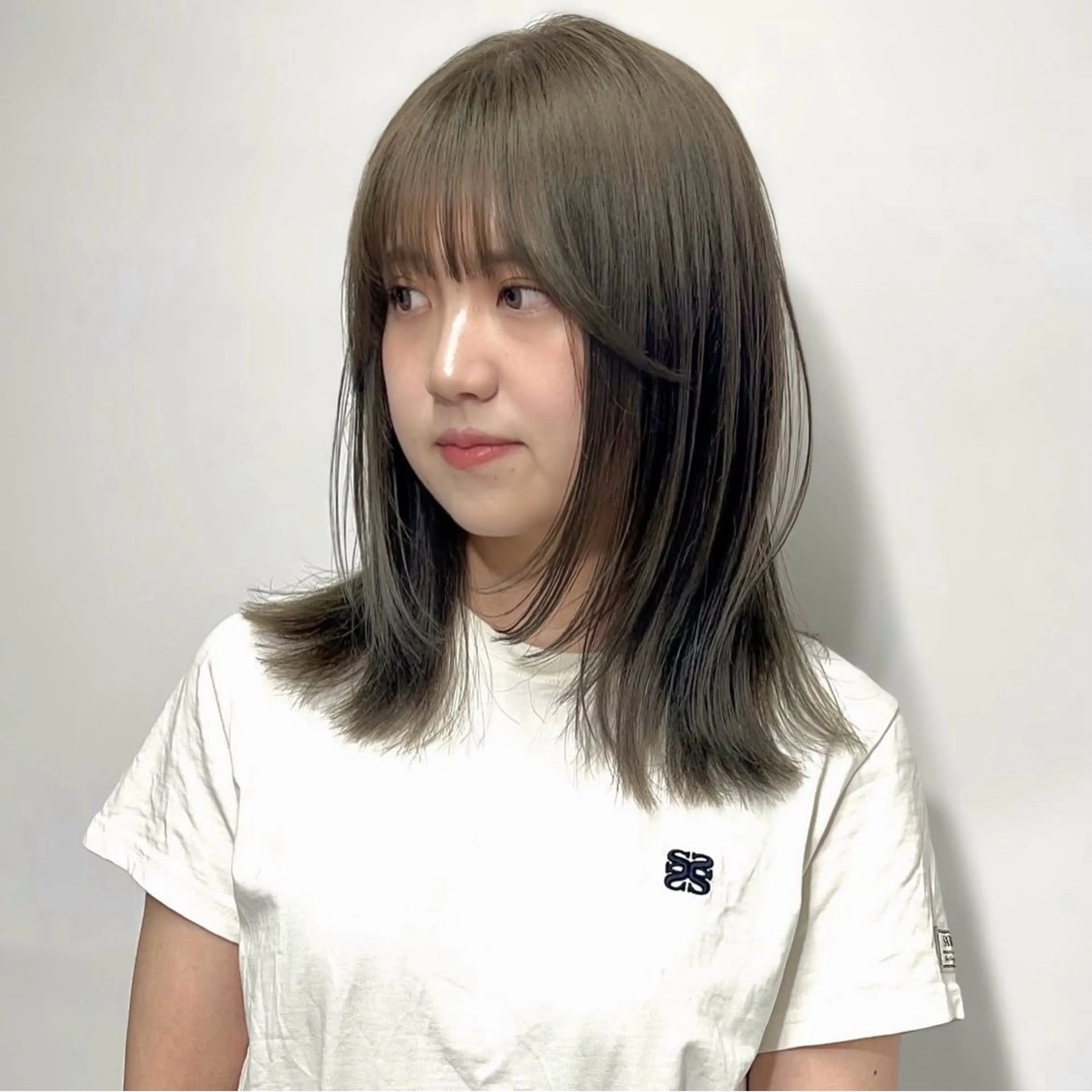 ミディアム カラー ブリーチ ダブルカラー グレージュ ブリーチなしカラー オリーブカラー カット ヘアカラー EMANON梅田店所属・前川 朋香のヘアスタイル