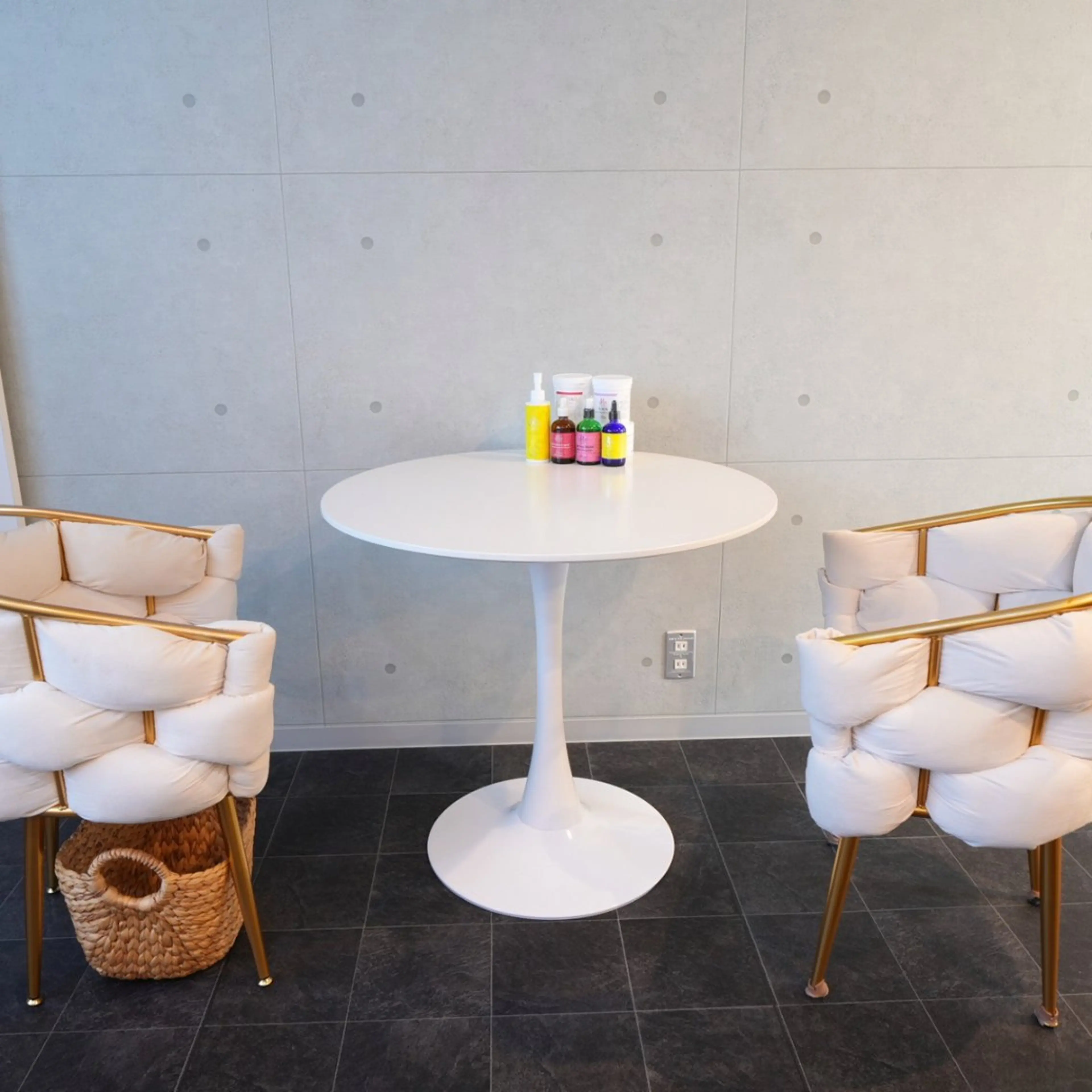 EST BEAUTY所属・顔ワックス脱毛/ ハーブピーリングのエステ・リラクイメージ