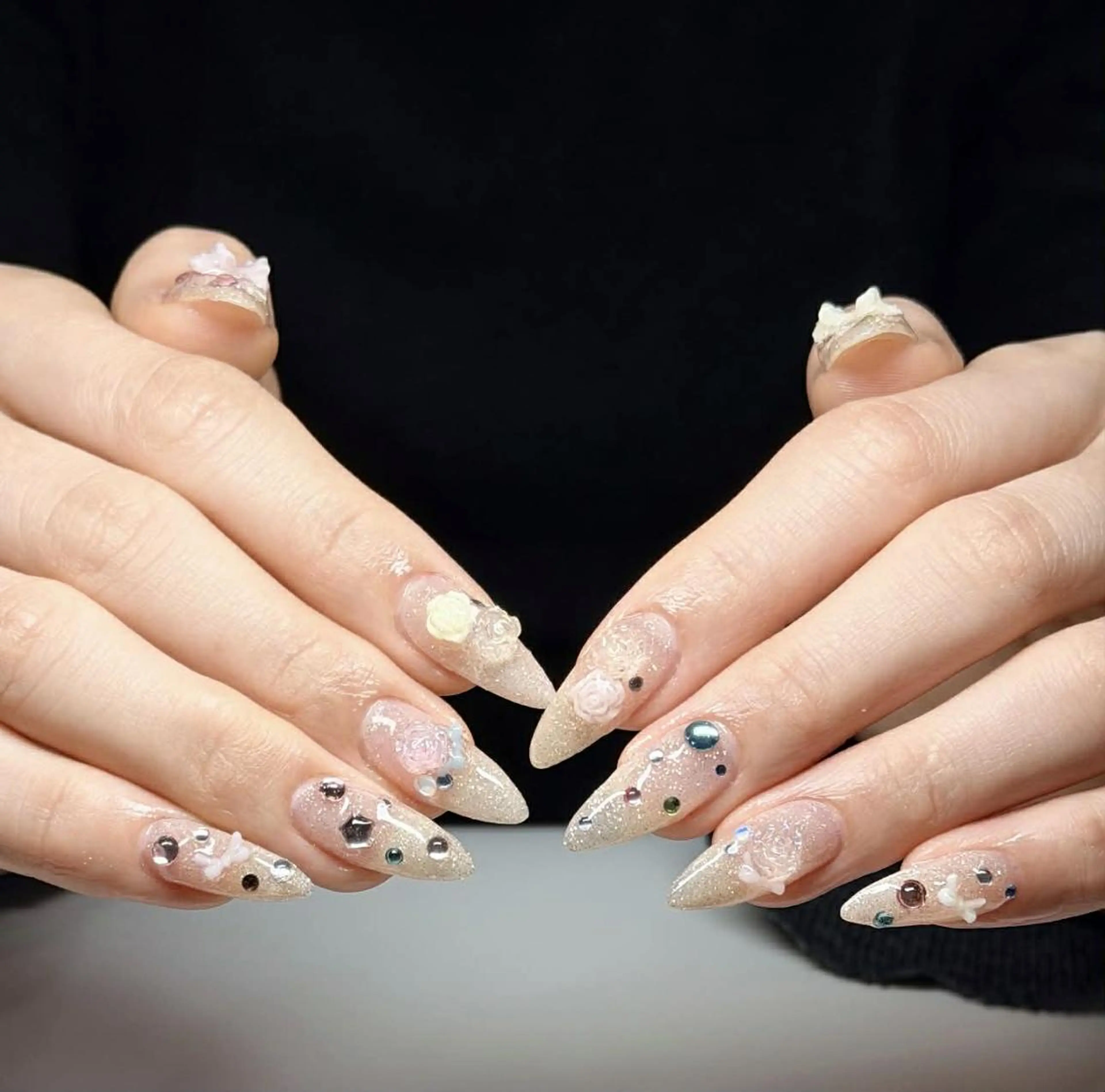 ロング カラー ベージュカラー グラデーションカラー ピンクカラー 韓国風ヘア ハンドネイル Bling Salonのネイルデザイン