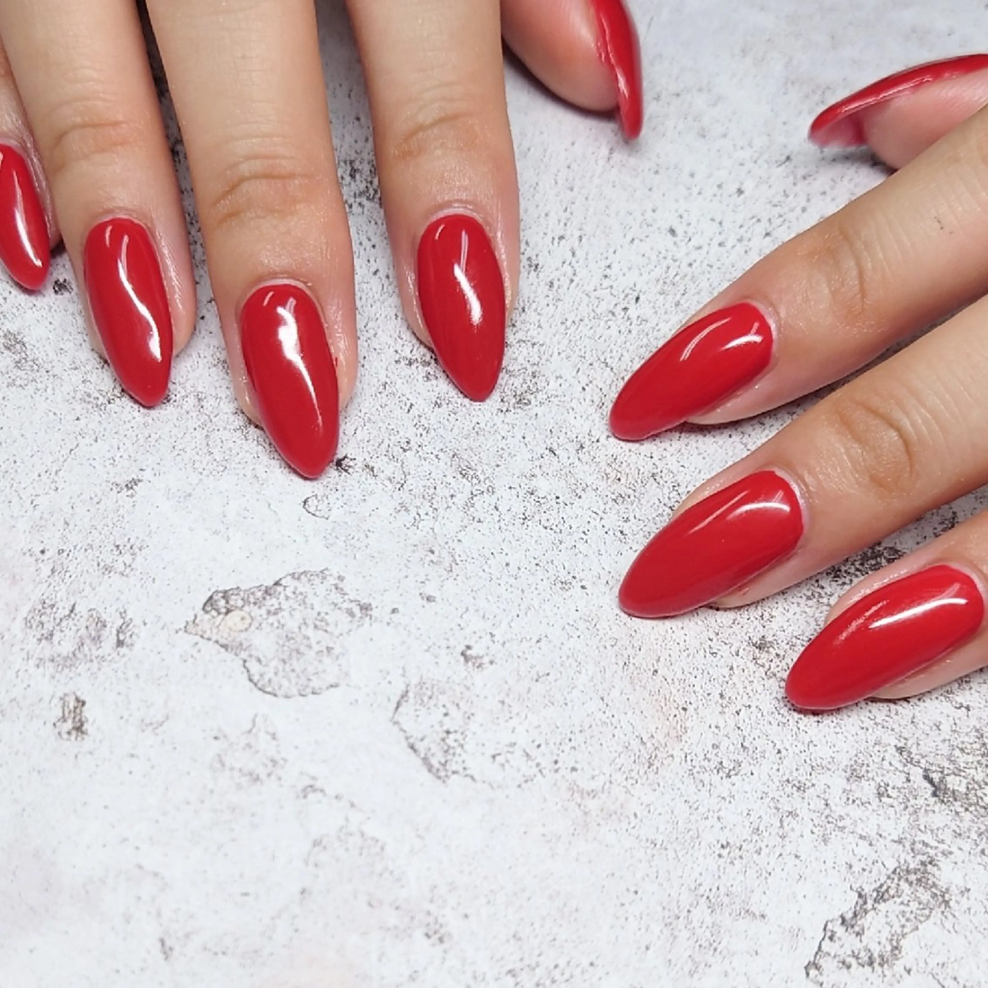 ネイル ワンカラーネイル 赤色 atelier -02tsuboのネイルデザイン