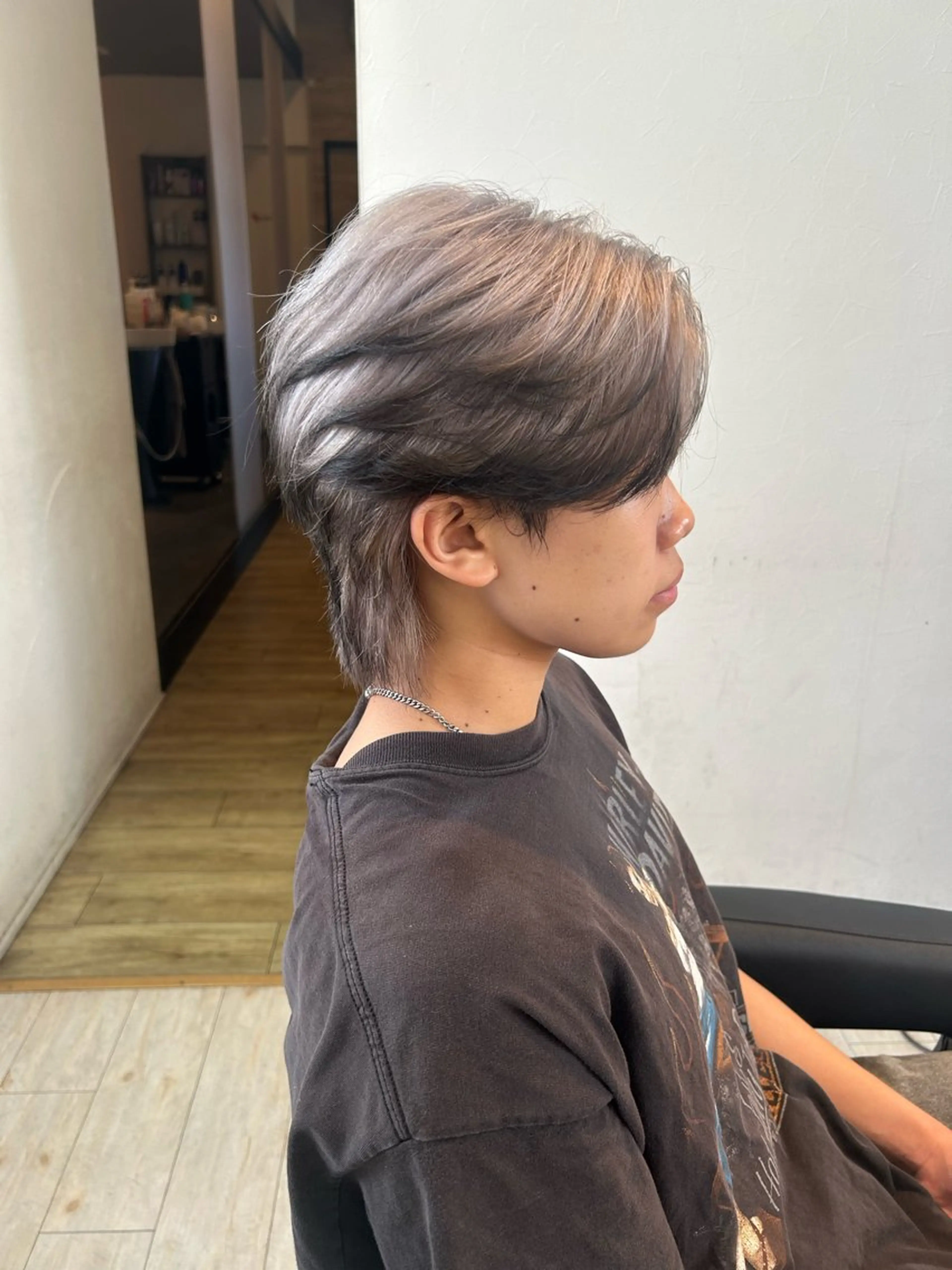 カラー メンズ センターパート 黒髪 デザインカラー シルバー カット ヘアカラー トリートメント 有働由良／ハイトーン ／韓国メンズヘアのヘアスタイル