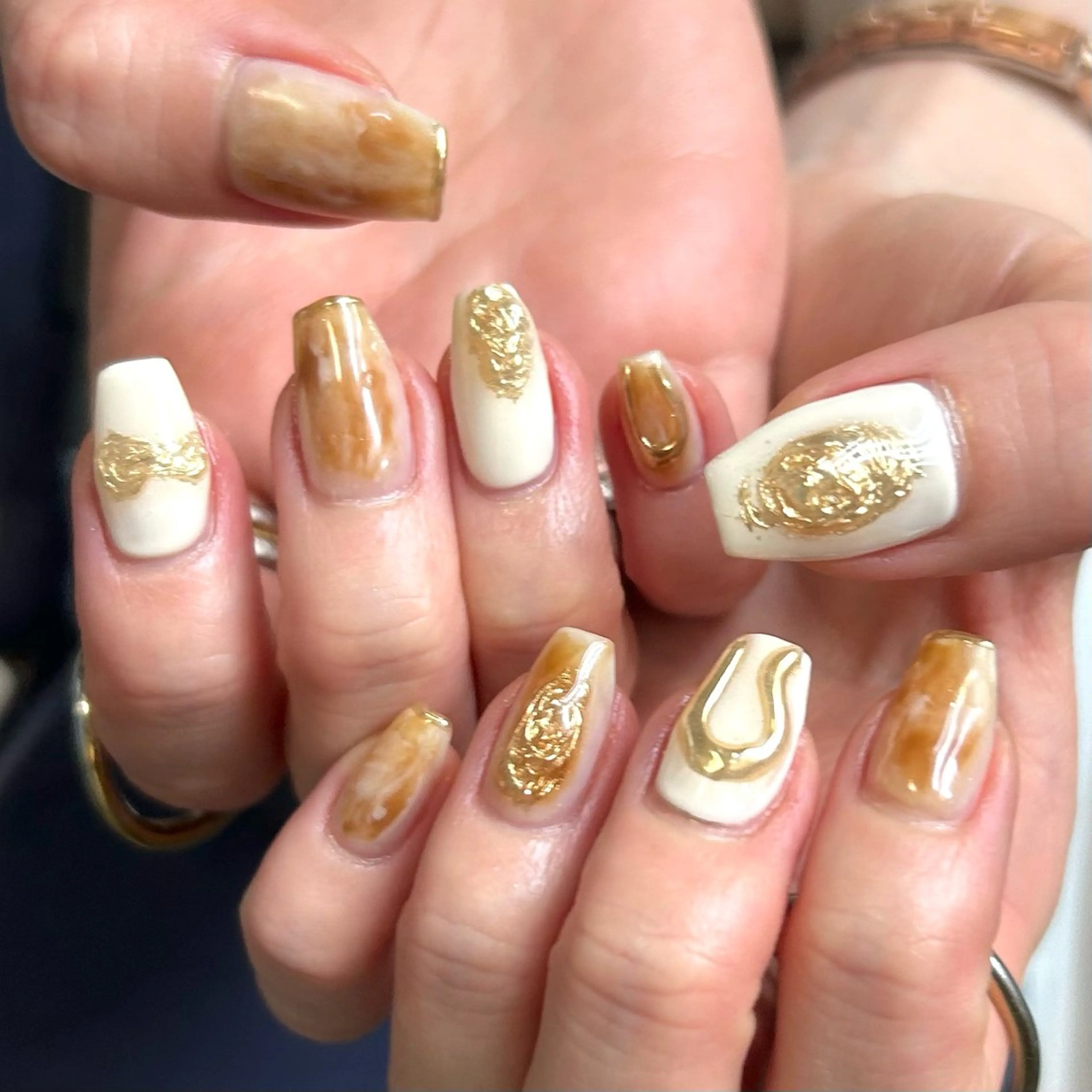 ネイル ミラーネイル ニュアンスネイル ぷっくりネイル shine'an fuka🌿🫧のネイルデザイン