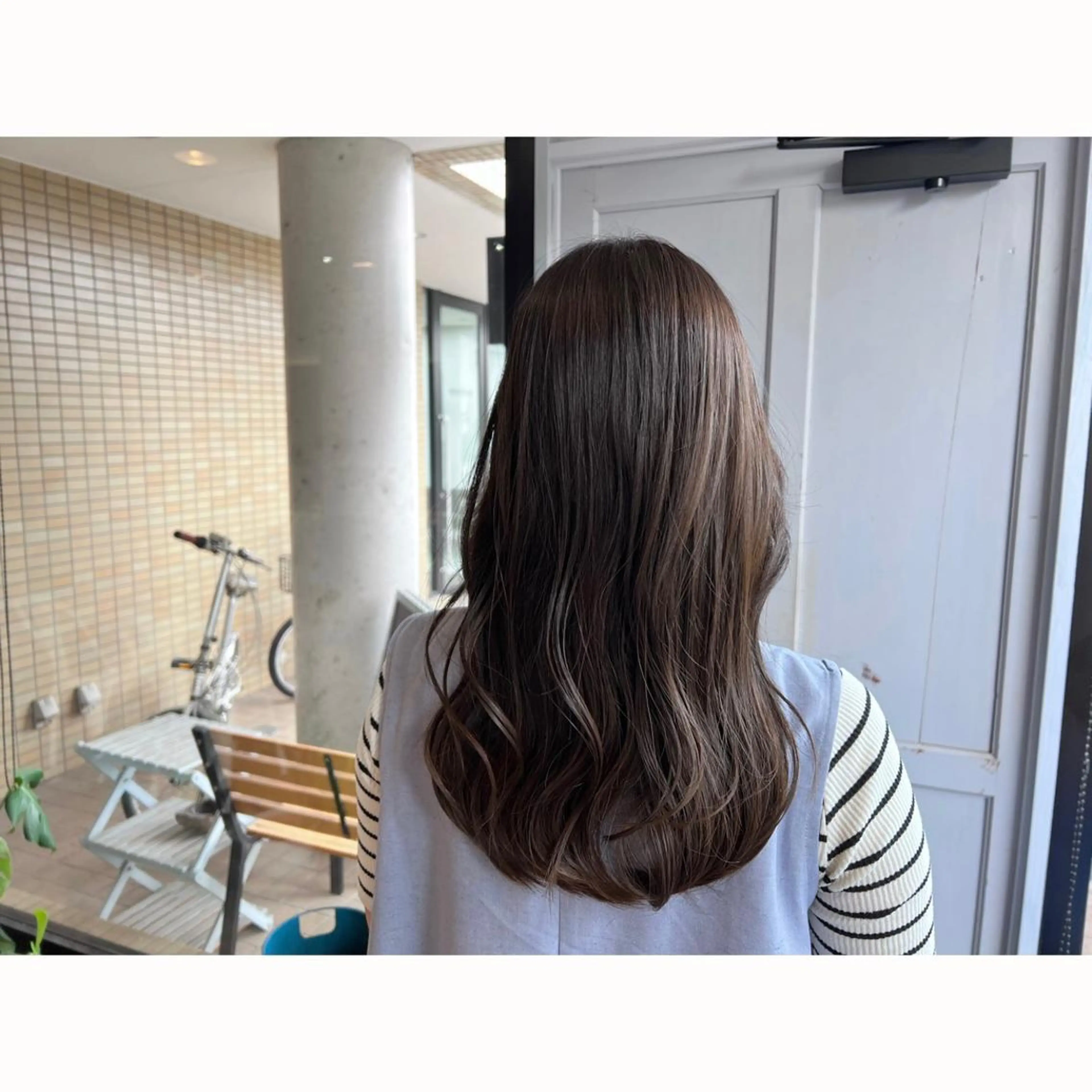 ロング カラー グレージュ ツキダテ ユイのヘアスタイル