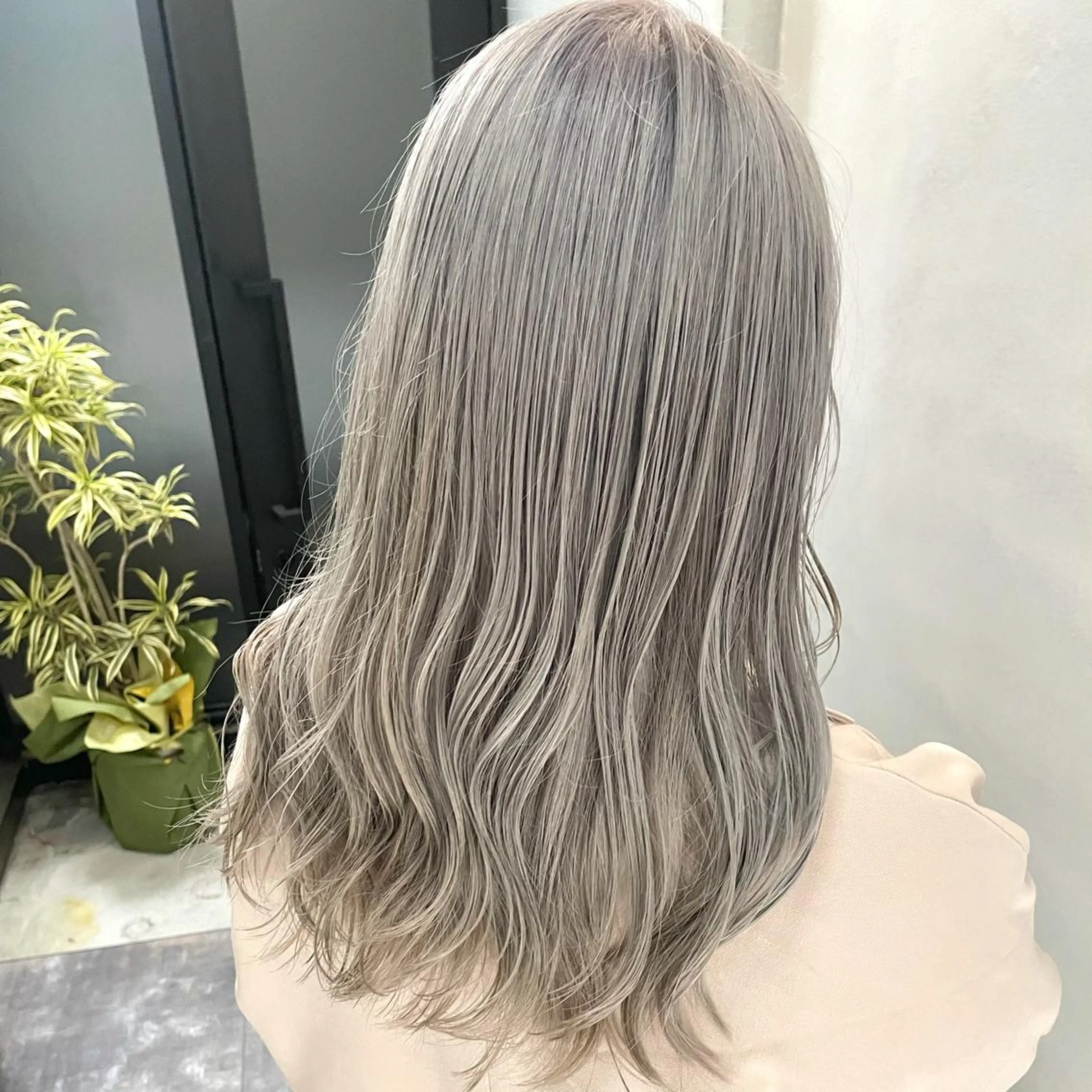 ロング カラー グレージュ ハイトーンカラー ハイトーングレージュ ヘアカラー トリートメント MiL所属・✨ハイトーン✨ 濱田知孝のヘアスタイル