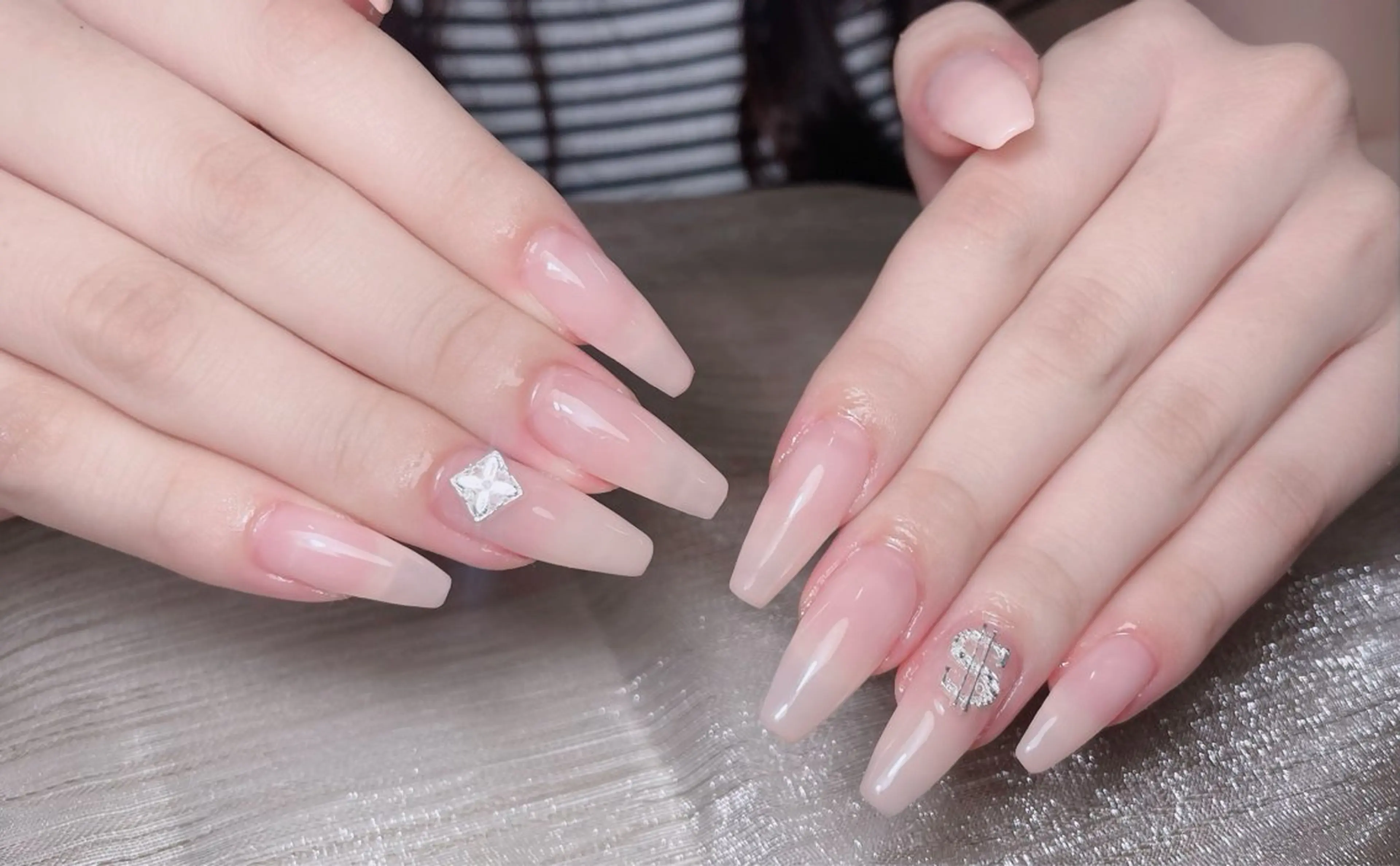 【12月限定・新規オフ無料】チップ長さ出し ワンカラー・ラメングラ + パーツ2本 (オフ選択)の写真