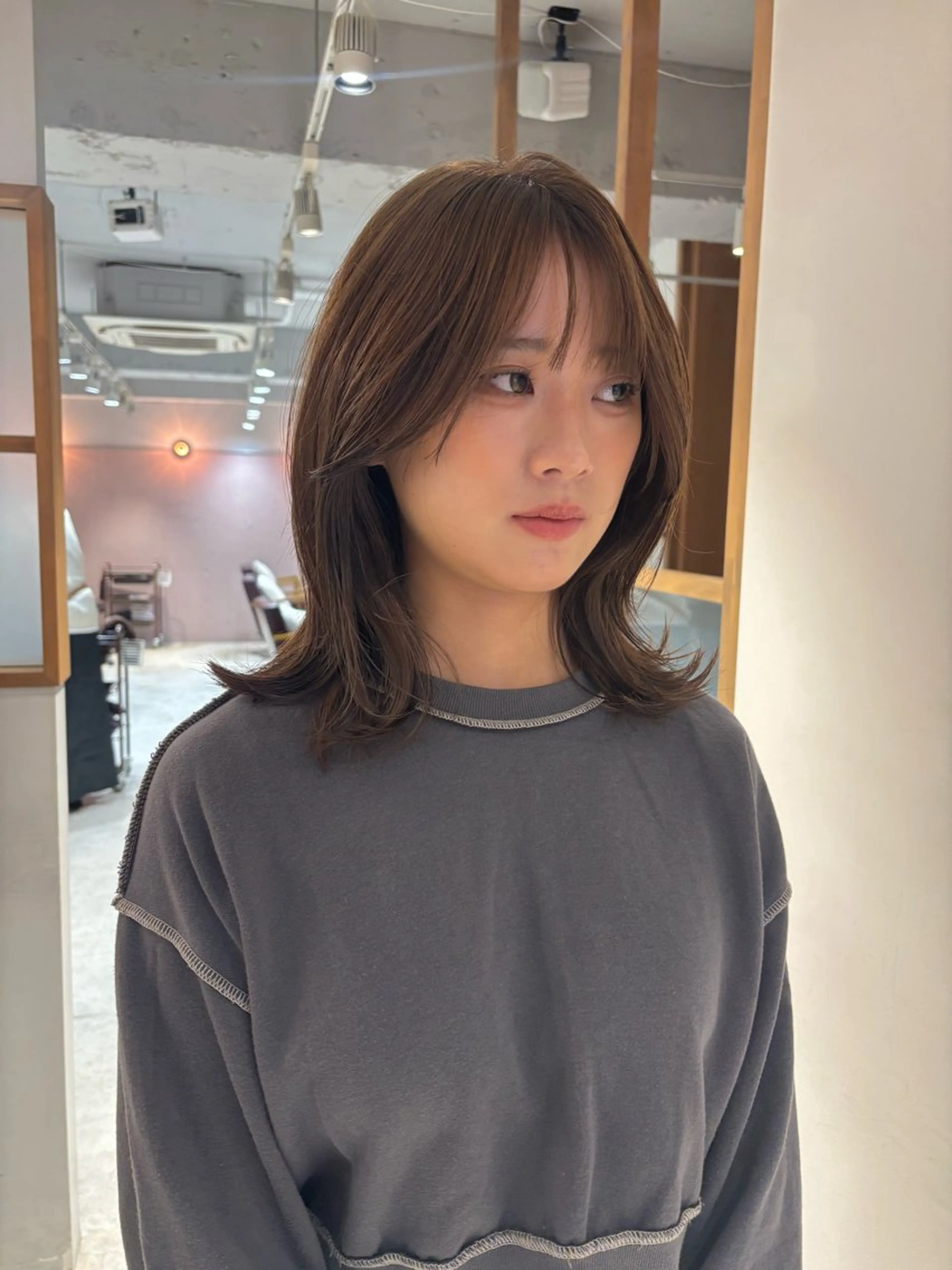 ミディアム ミディアムパーマ アッシュ くびれヘア 顔周りカット レイヤーカット カット ヘアカラー トリートメント mei｜顔まわり ×透明感カラーのヘアスタイル