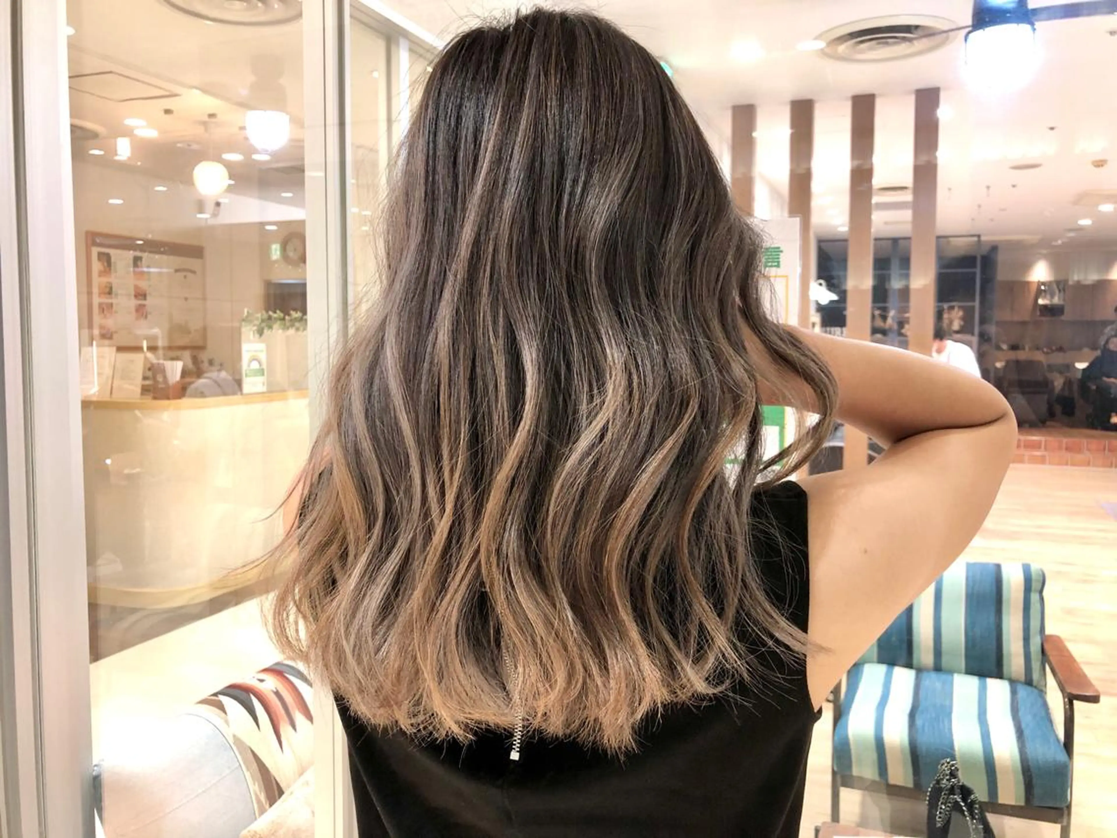 ミディアム カラー バレイヤージュ ベージュカラー レイヤーカット SALOWIN  原宿ash所属・タナカ タクヤのヘアスタイル