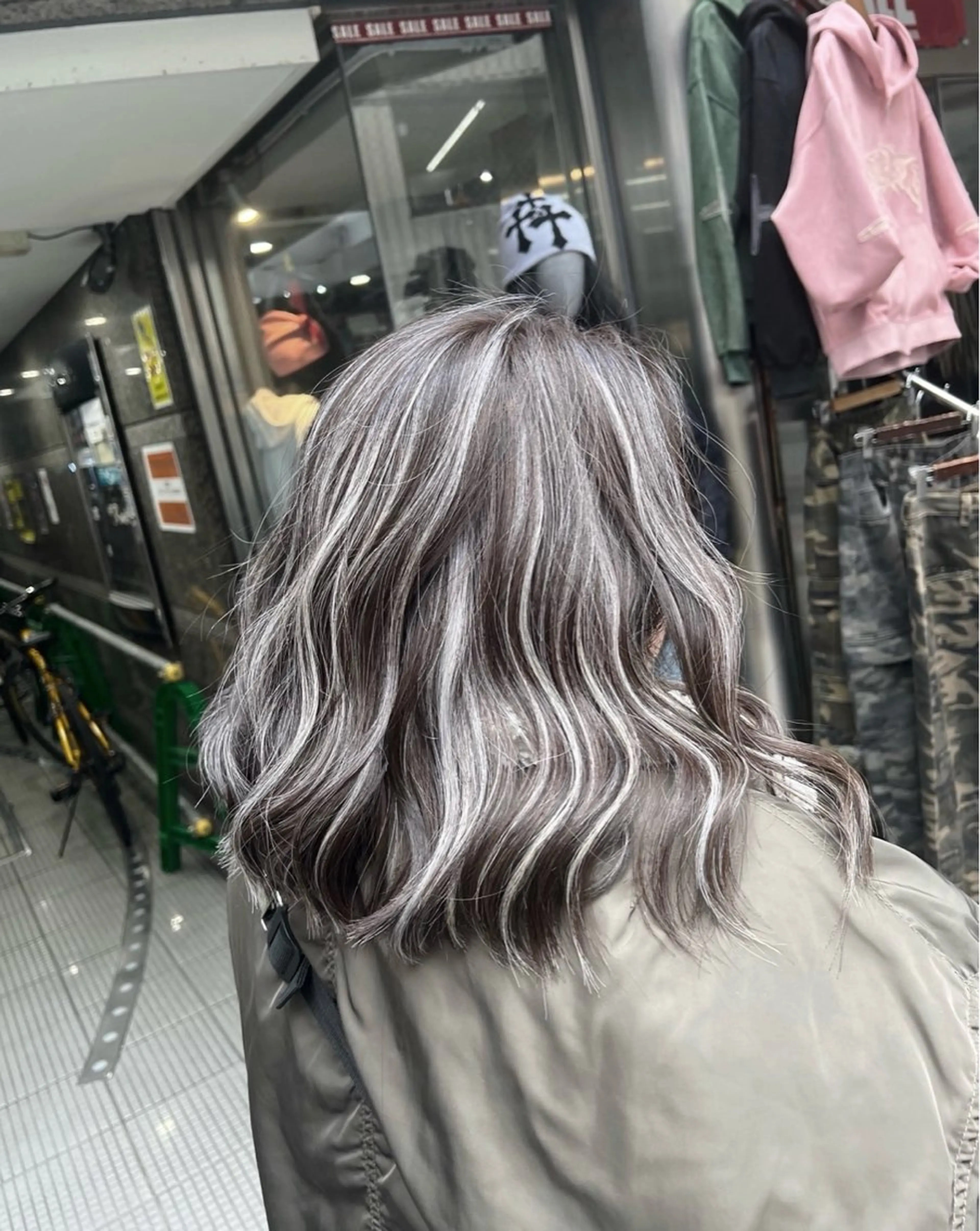 ミディアム カラー ダークグレー ダークグレージュ グレージュ ハイライトカラー ハイライト カット ヘアカラー トリートメント ROBIN所属・指名数No.1 /NAOYAのヘアスタイル