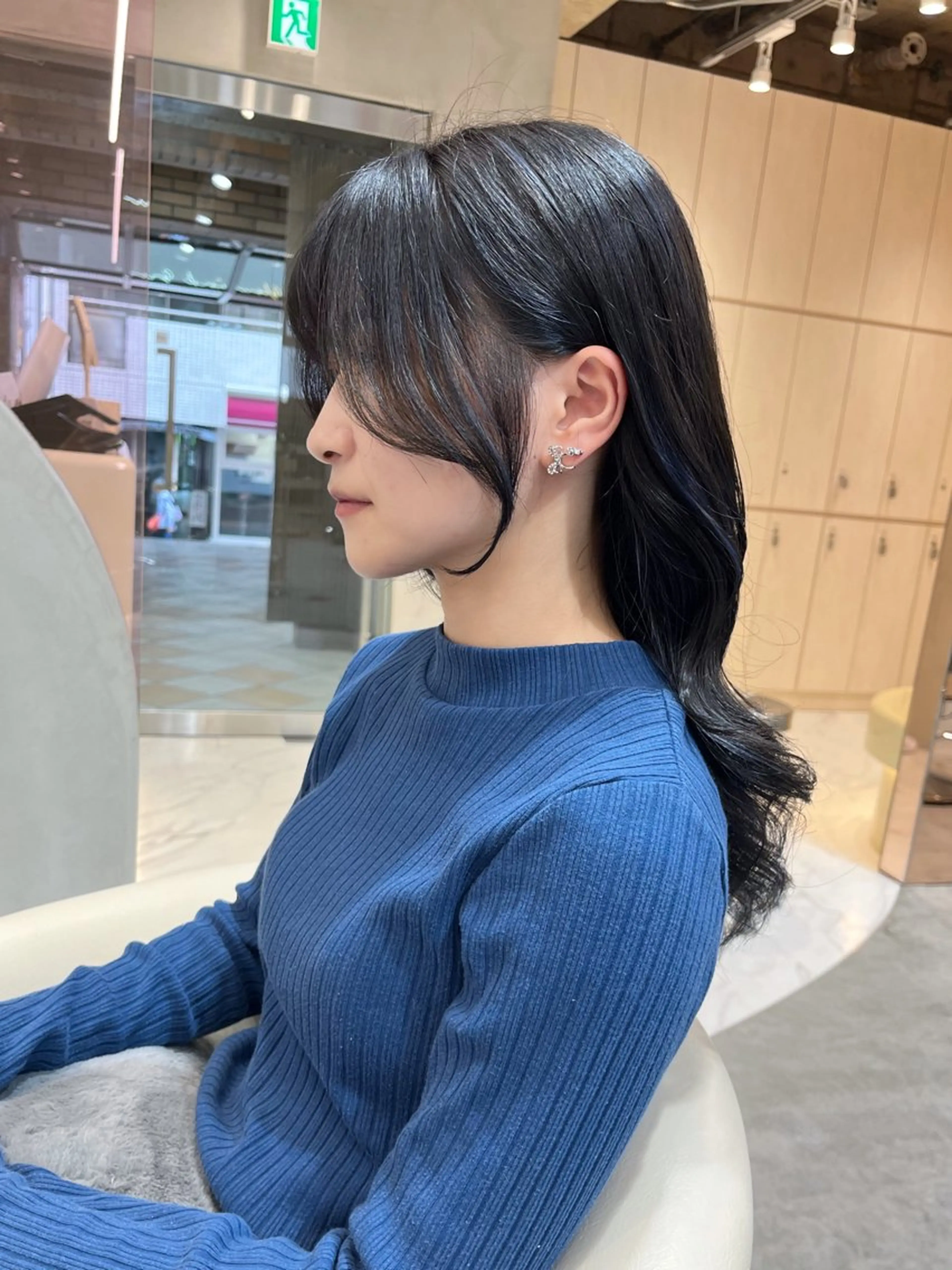 セミロング カラー 黒髪 ブルーカラー ブルーブラック グレーブラック 顔周りカット カット ヘアカラー トリートメント レイヤーカット 大宮 蒲生優のヘアスタイル