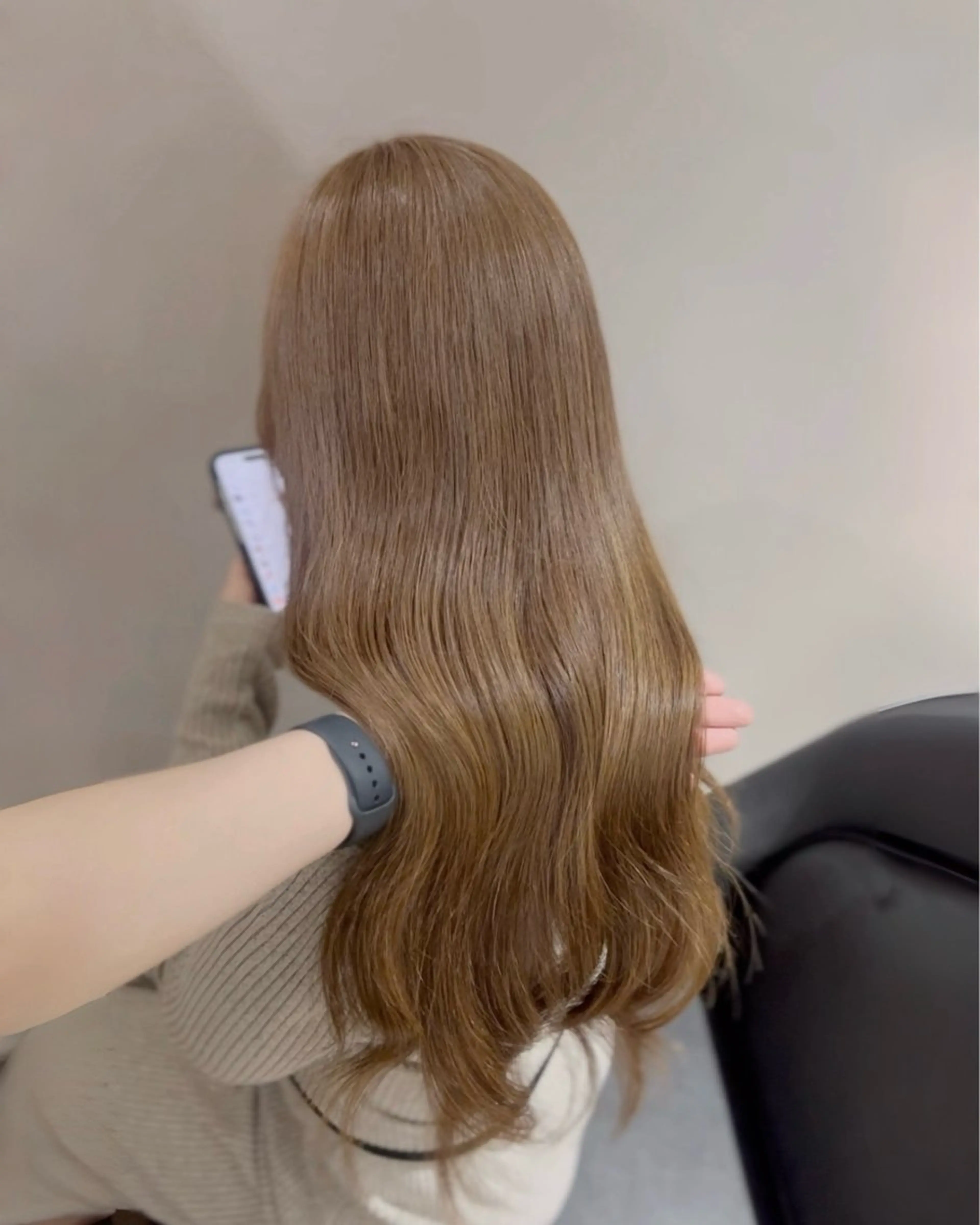 セミロング カラー パーマ アッシュ アッシュグレー アッシュグレージュ ベージュカラー ブリーチ カット ヘアカラー トリートメント ブリーチなし/ ベージュ/akiraのヘアスタイル