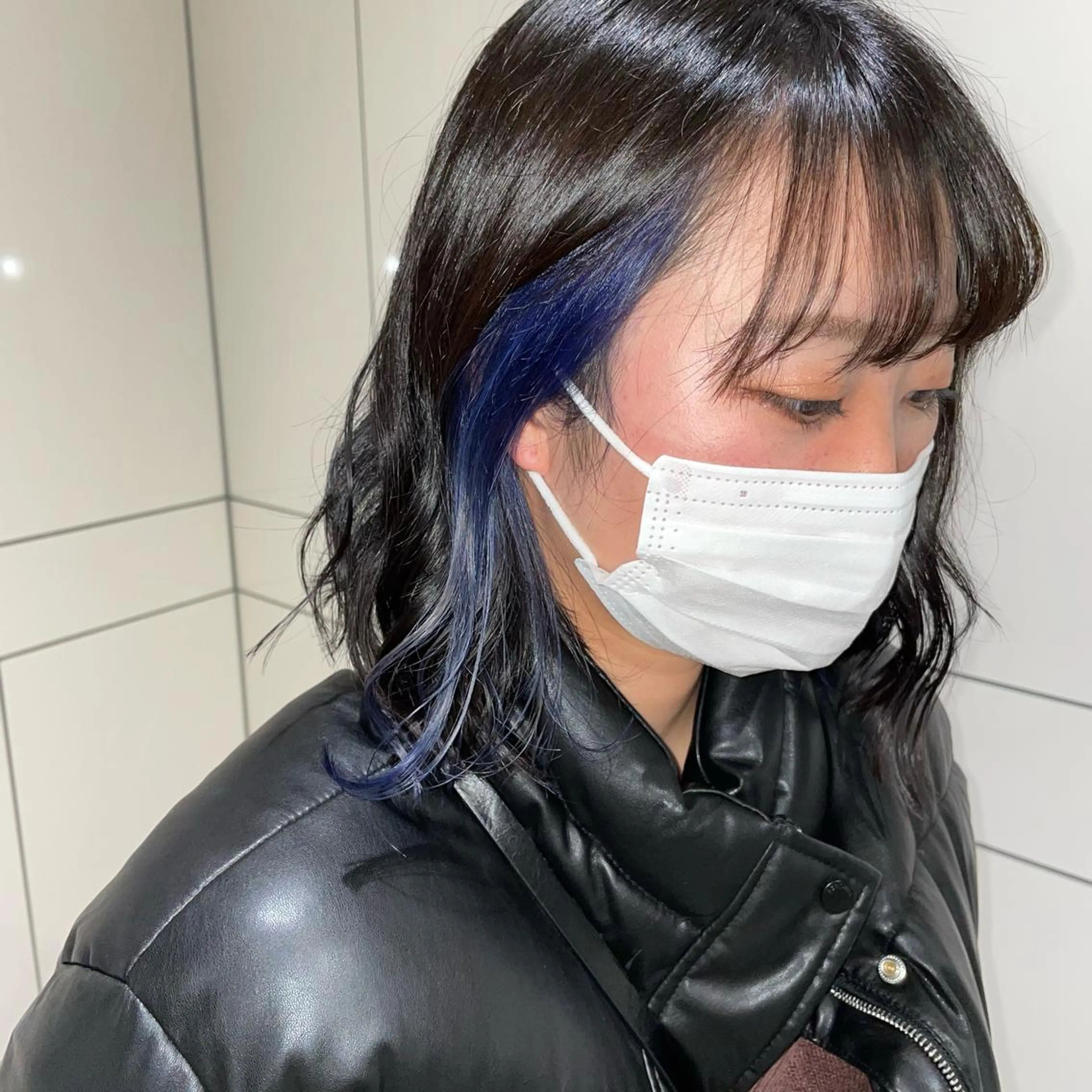 ミディアム カラー 黒髪 ブルーカラー ブルーブラック パープルカラー 🍮中山詩乃🍮顔 まわりデザイン◎のヘアスタイル