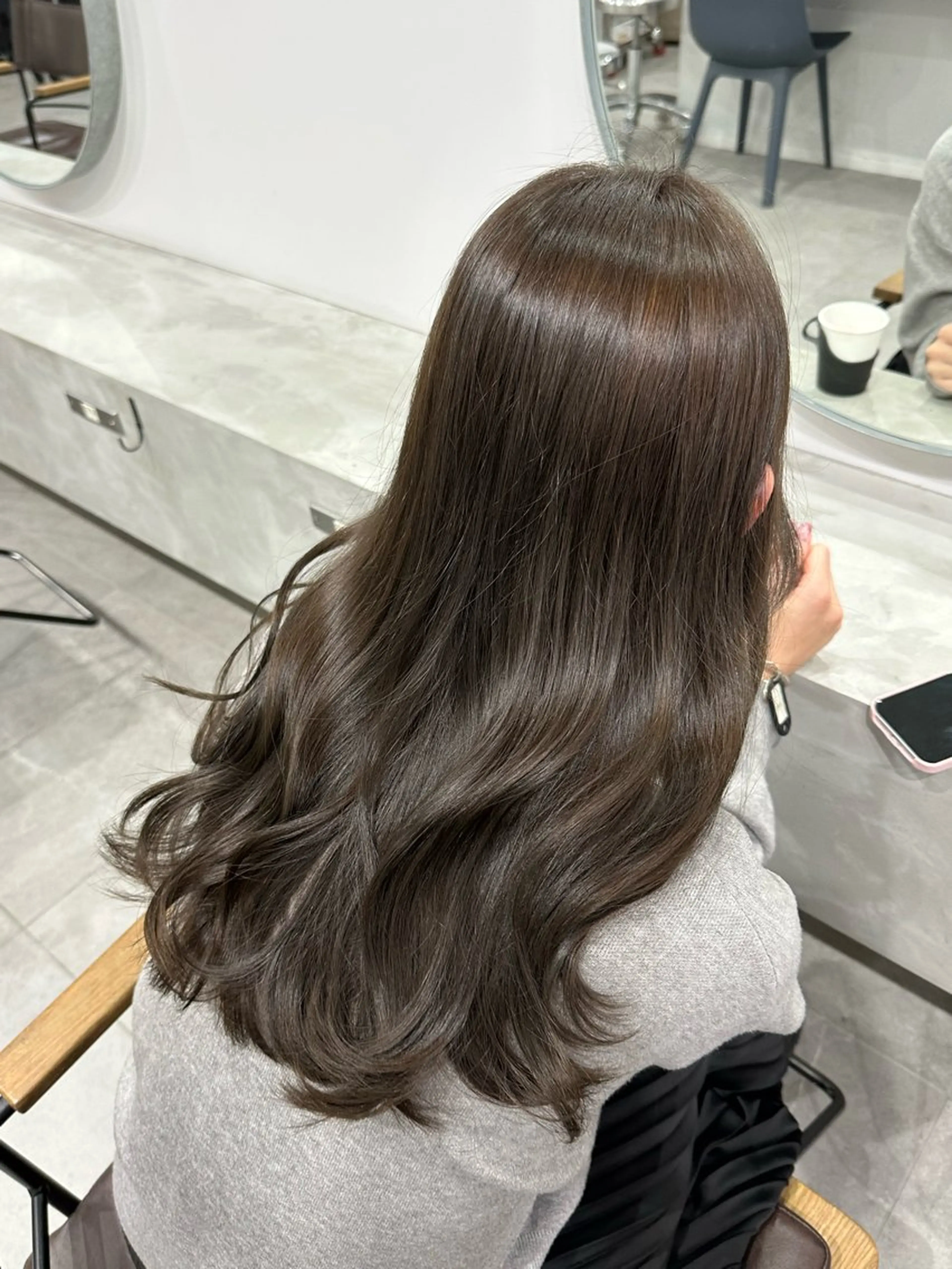 ロング カラー グレージュ カット ヘアカラー トリートメント clan所属・志賀 海音のヘアスタイル