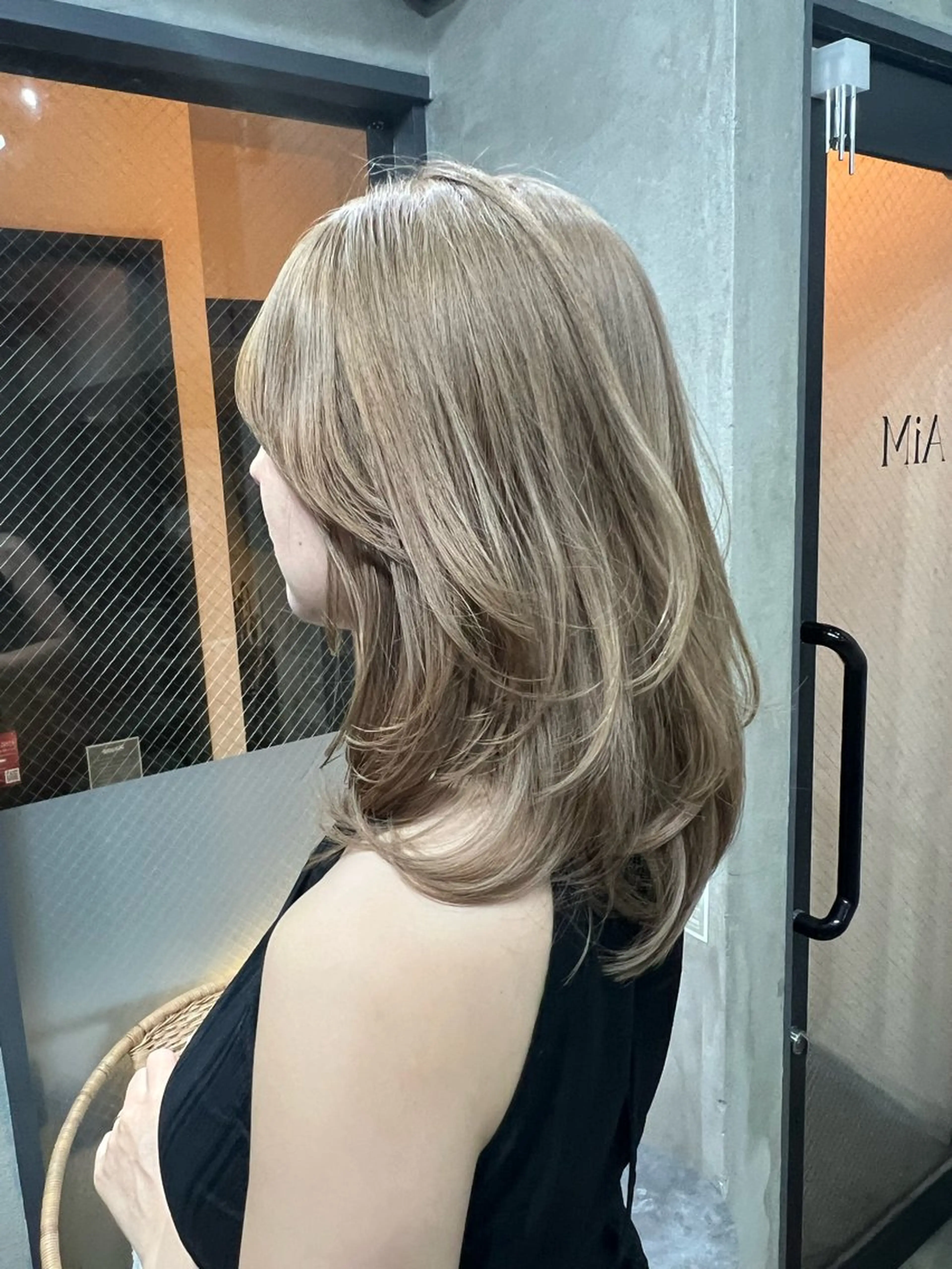 ミディアム カット ヘアカラー トリートメント maya レイヤーカットのヘアスタイル