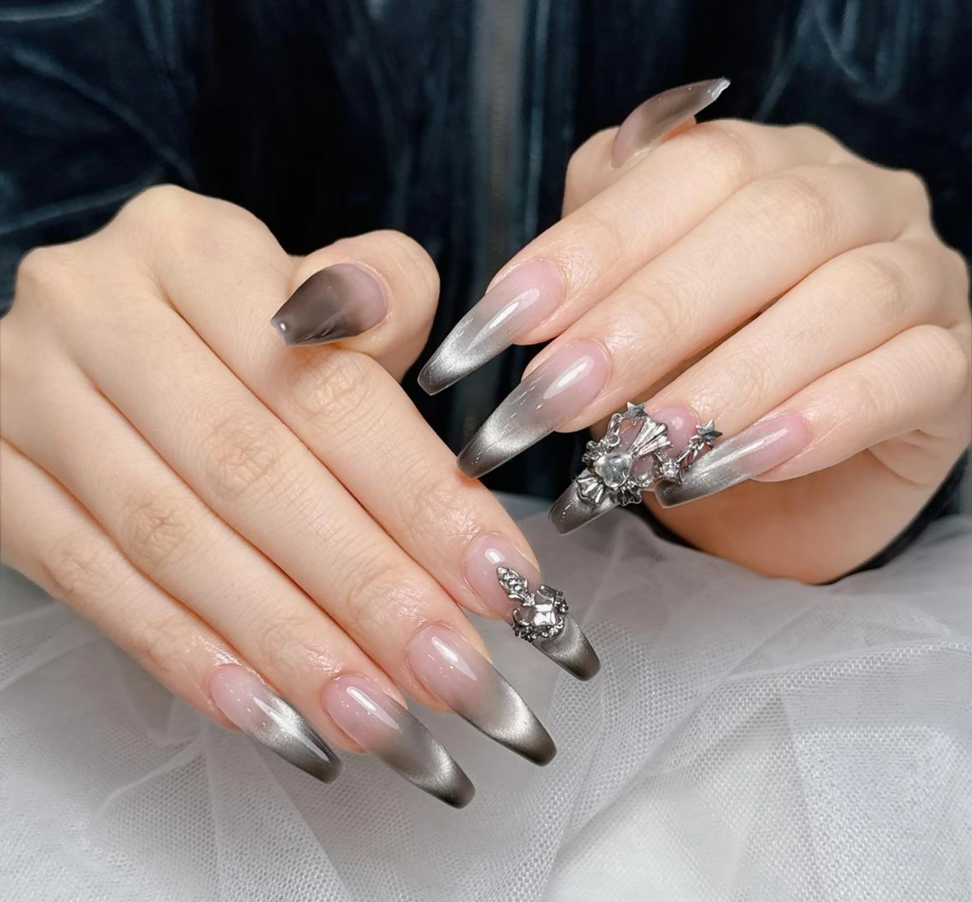 ロング パーマ 韓国風ヘア ハンドネイル ニュ クインのネイルデザイン