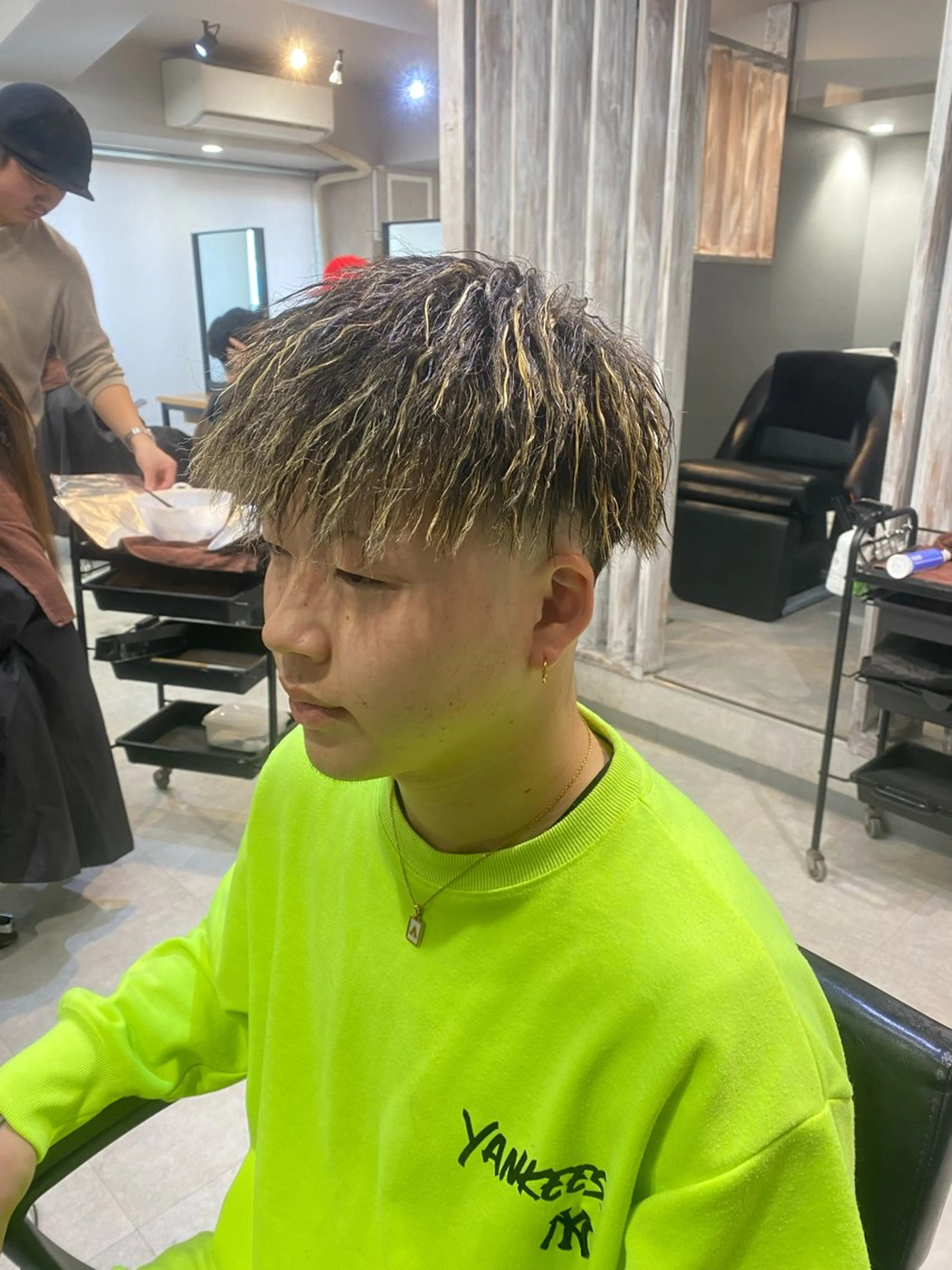 ショート カラー パーマ メンズ メンズメッシュ メンズパーマ ツイストスパイラルパーマ メッシュ スパイラルパーマ カット ヘアカラー パーマ 🐉『メンズ美容師』 吉田龍星🐉のヘアスタイル