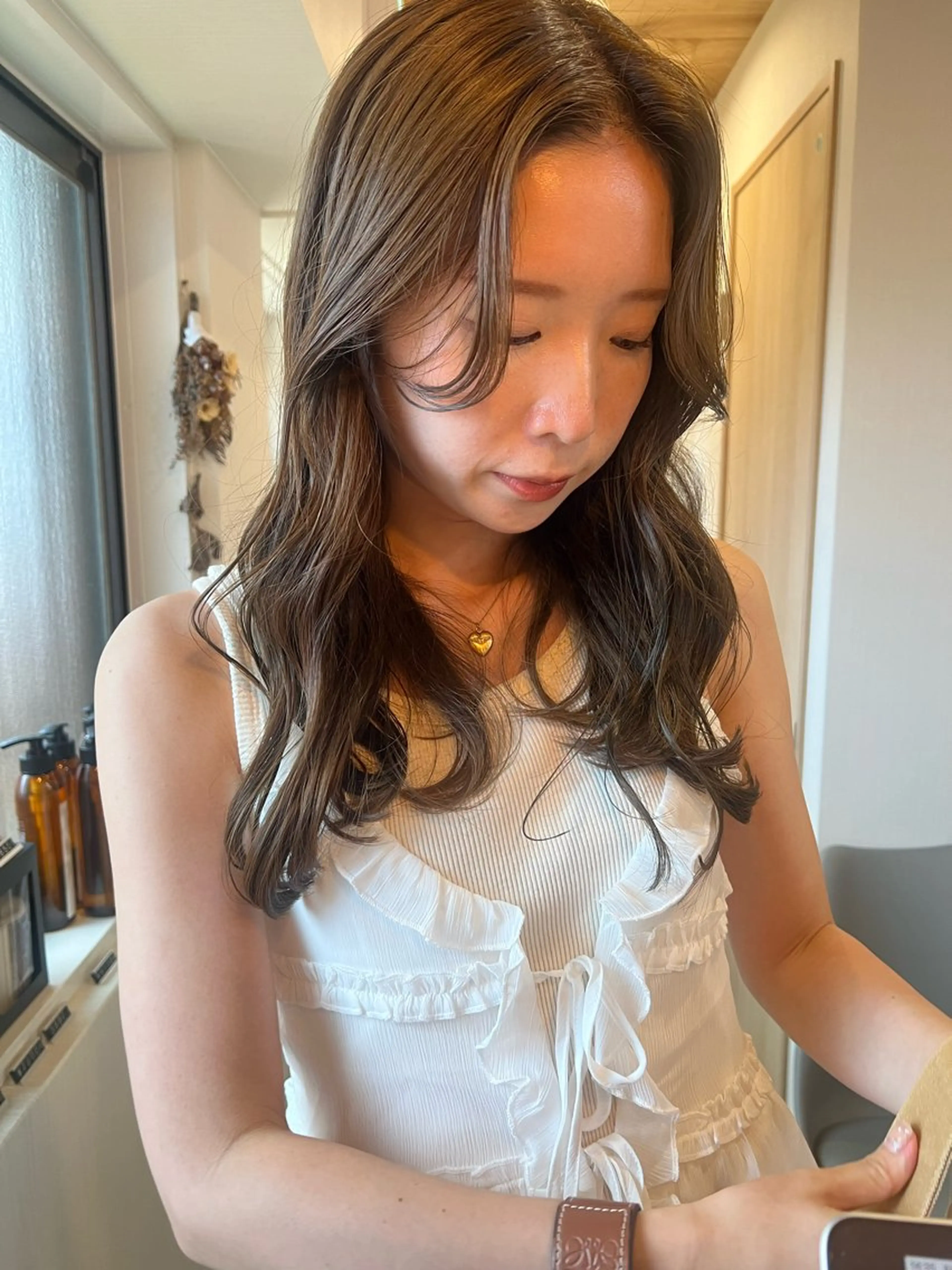 ロング カラー ベージュカラー ブリーチ ダブルカラー ブリーチなしカラー オリーブベージュ カット ヘアカラー トリートメント トレンドと似合わせ/ マンツーマン/西上楓のヘアスタイル