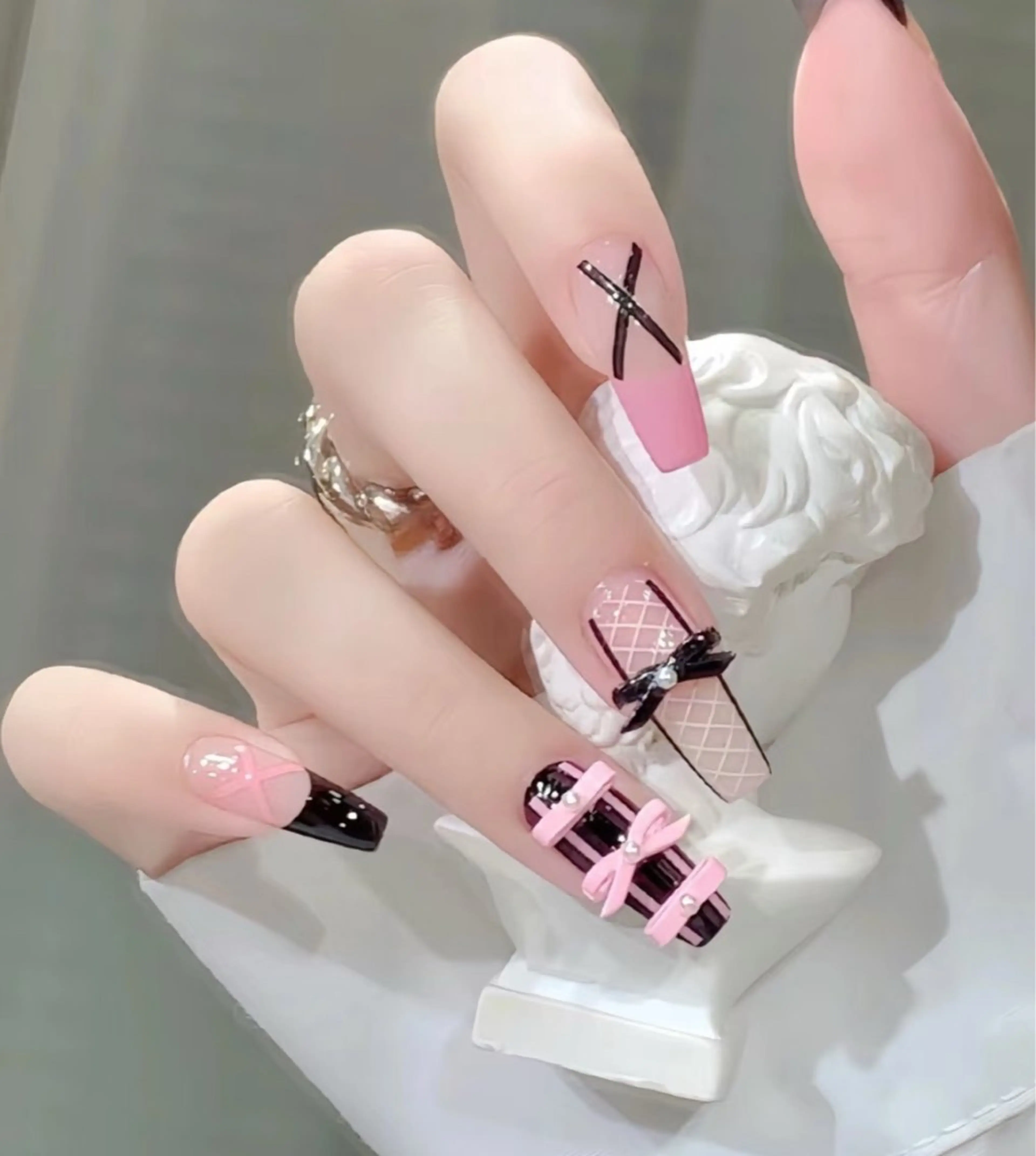 ネイル フレンチネイル グラデーション キラキラネイル 韓国ネイル マグネットネイル 🎀🎀YooLi Nail Salonのネイルデザイン