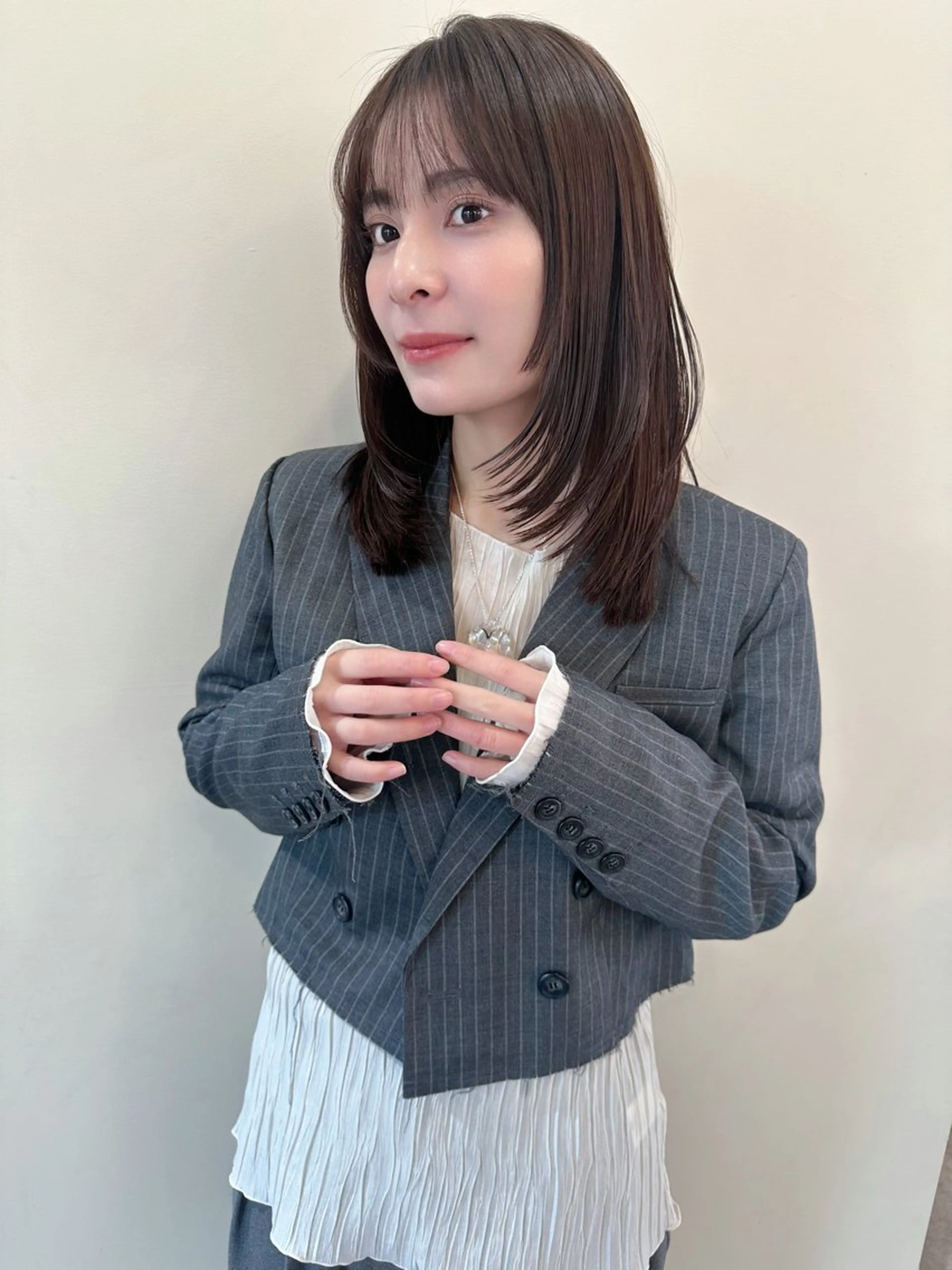 ミディアム 顔まわりレイヤー レイヤーカット 鎌倉 彩のヘアスタイル