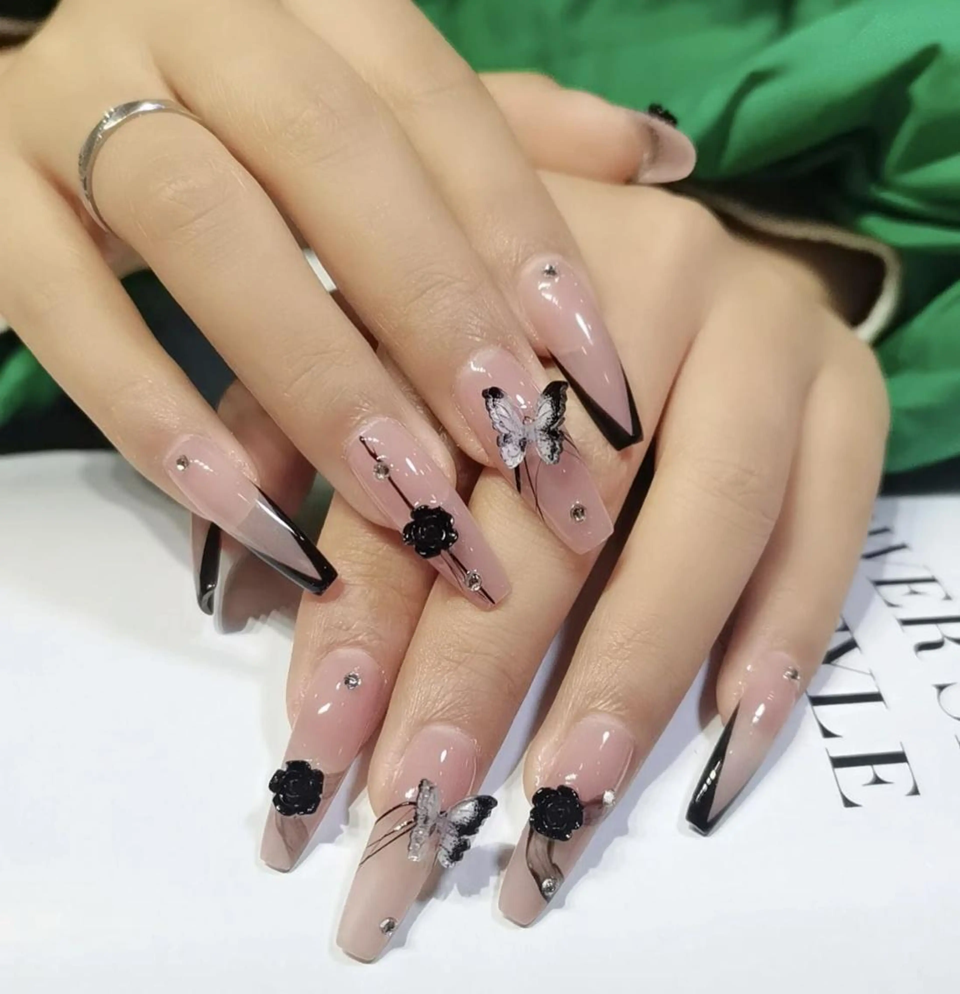 ネイル アートネイル 長さ出し ネイルチップ Queens PUPUのネイルデザイン