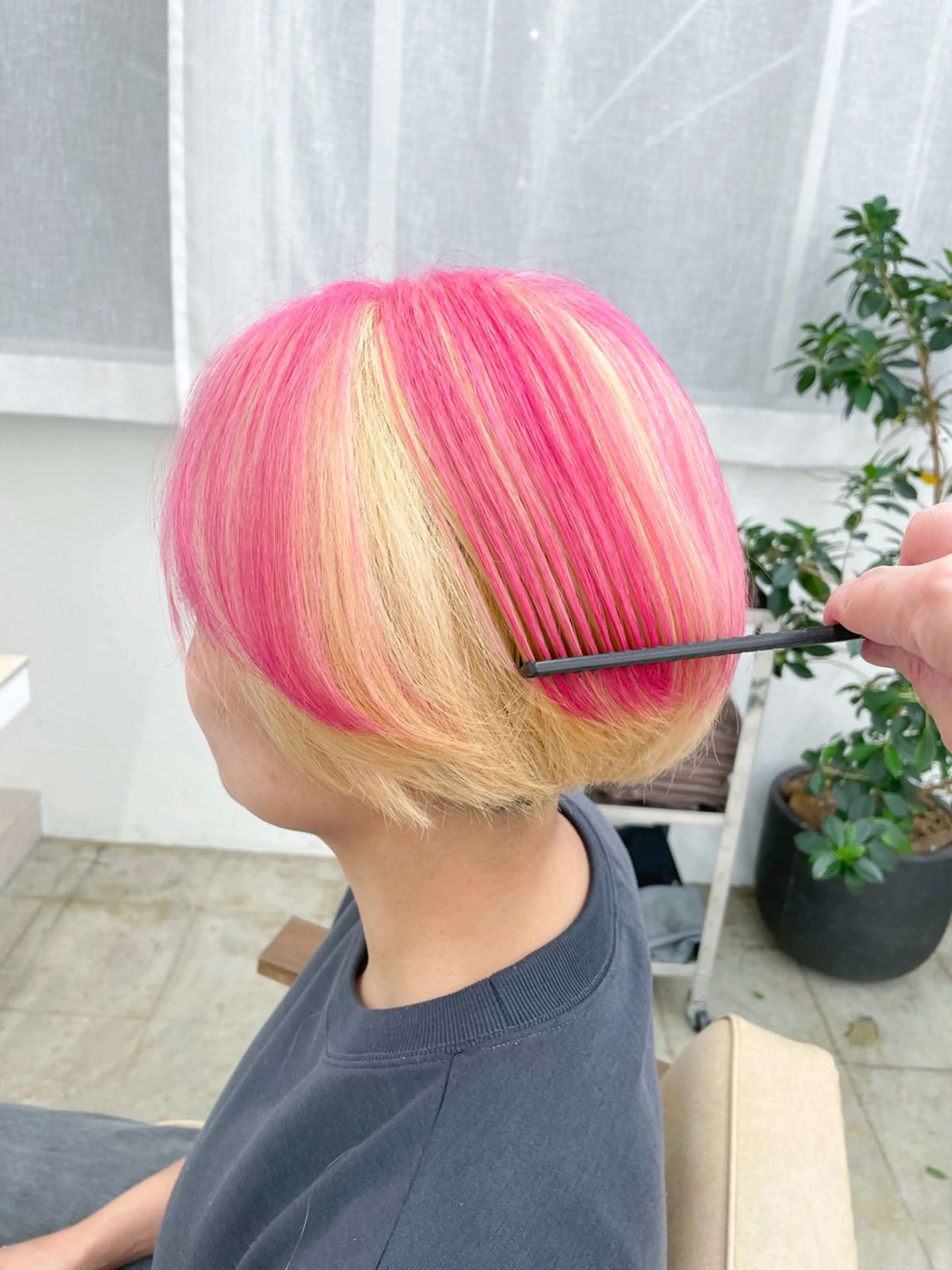 ミディアム カラー ブリーチ 抜きっぱなしブロンド デザインカラー ハイトーンカラー ピンクカラー ヘアカラー トリートメント ハイトーン/レイヤー /ケアブリーチ石川治のヘアスタイル