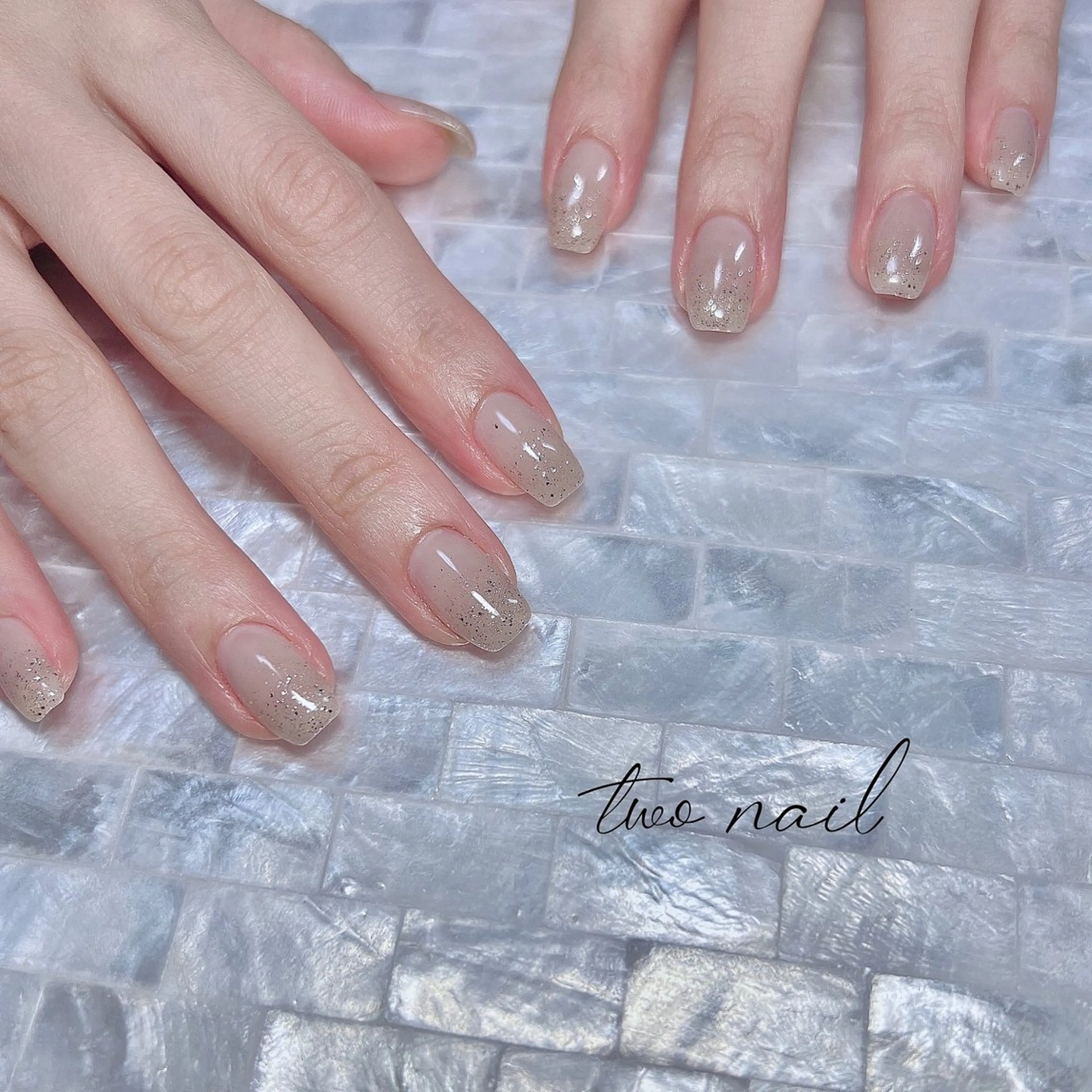 ネイル キラキラネイル ネイルチップ ホワイト ハンドネイル two nailのネイルデザイン