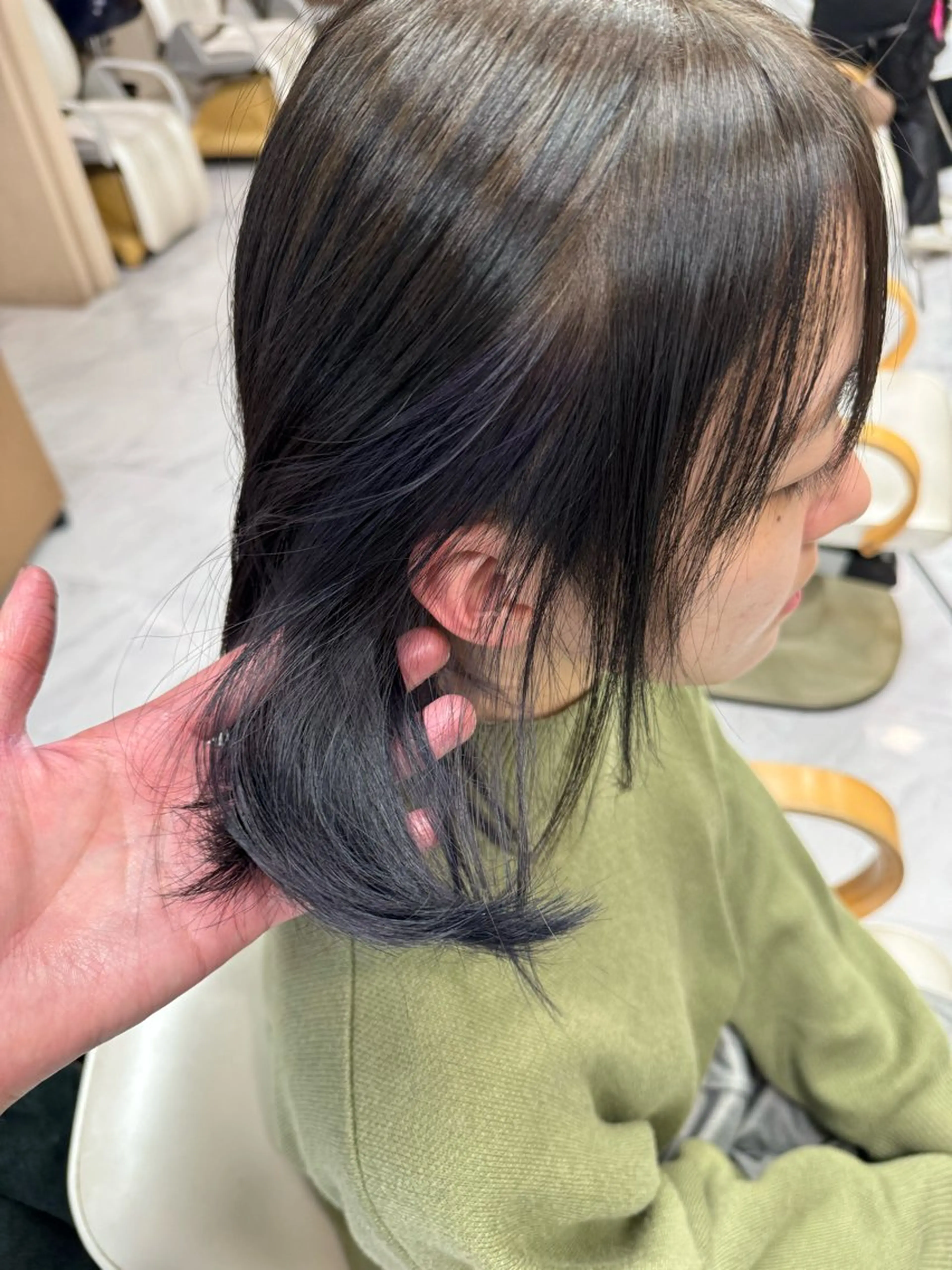セミロング カラー ヘアアレンジ 切りっぱなしボブ ブリーチ ブルーカラー ブルーバイオレット デザインカラー カット ヘアカラー トリートメント 目黒 碧人のヘアスタイル