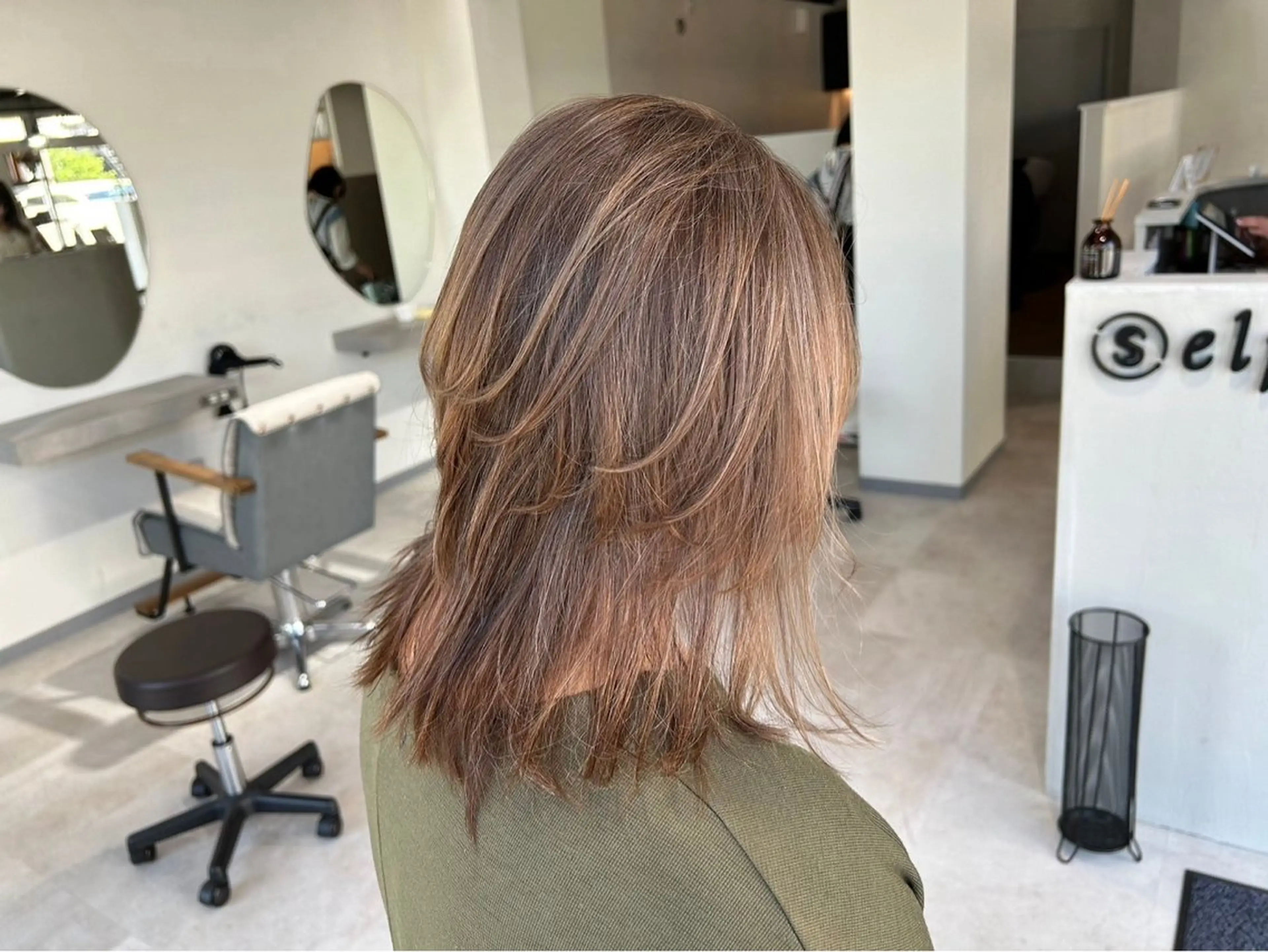 ミディアム カラー 白髪女性専門店: elpisのヘアスタイル