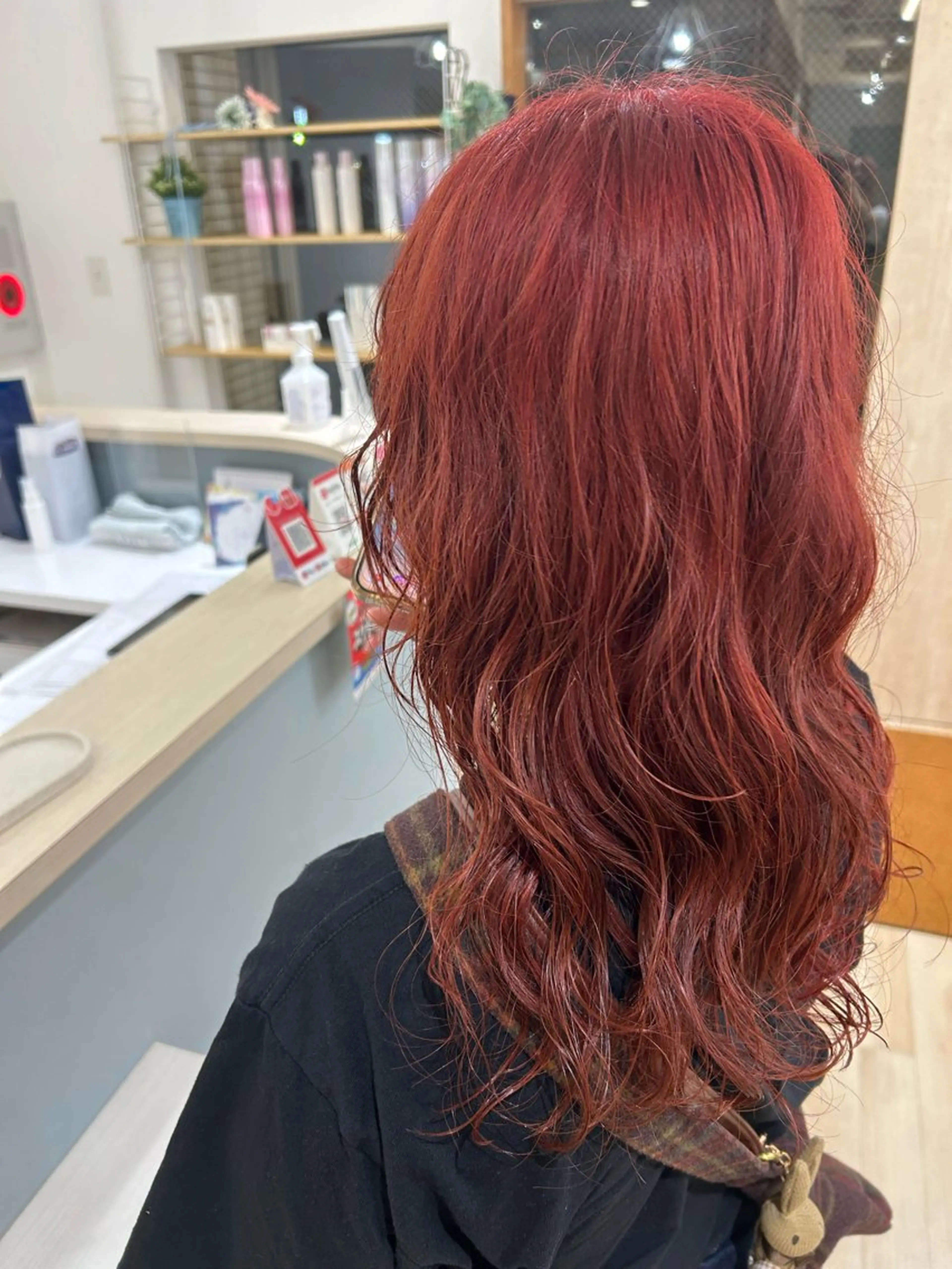 ロング カラー パーマ ブリーチ レッドカラー 佐原 未依奈のヘアスタイル