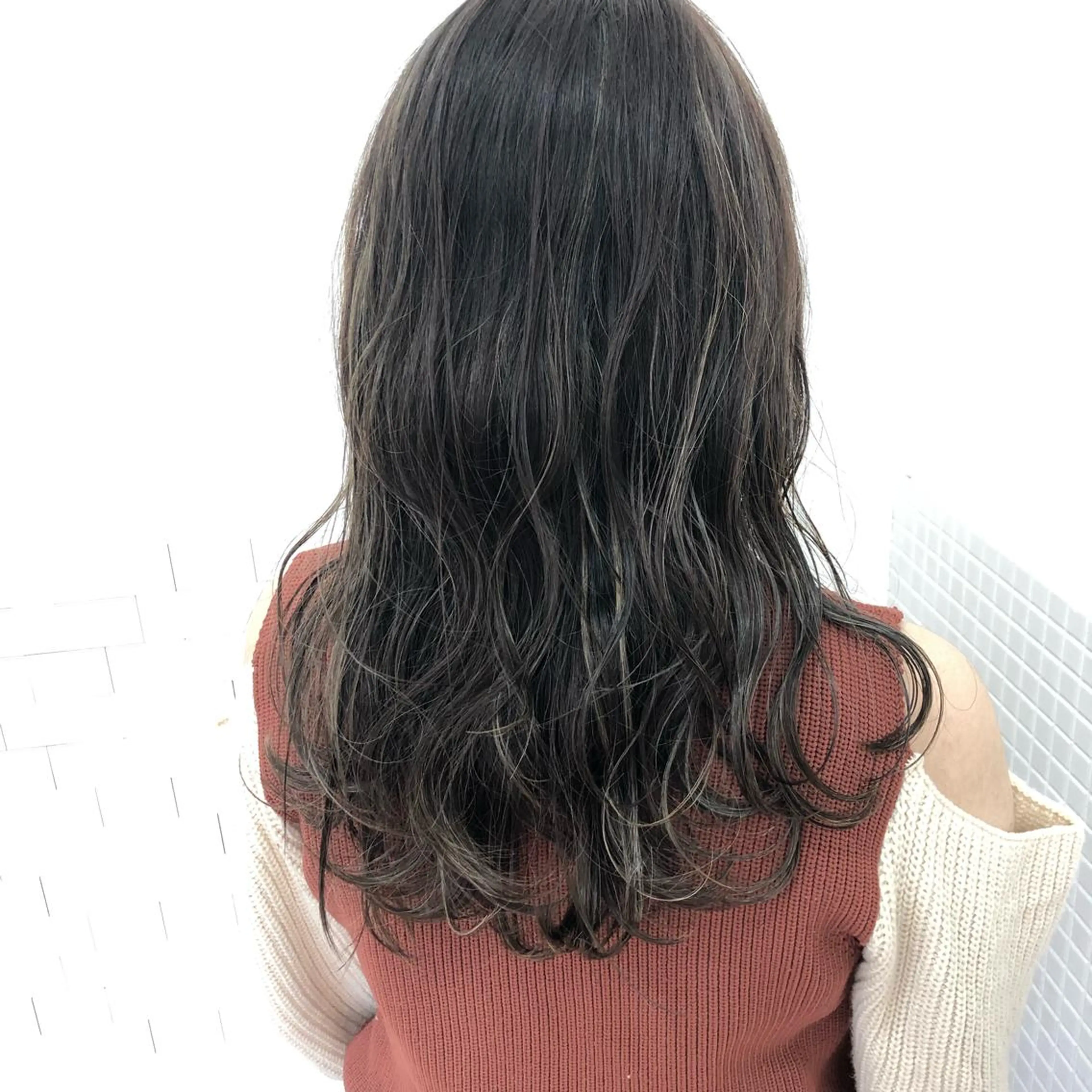 セミロング カラー ハイライトカラー ハイライト トリートメント ヘアカラー ショート 嶋津祥希のヘアスタイル