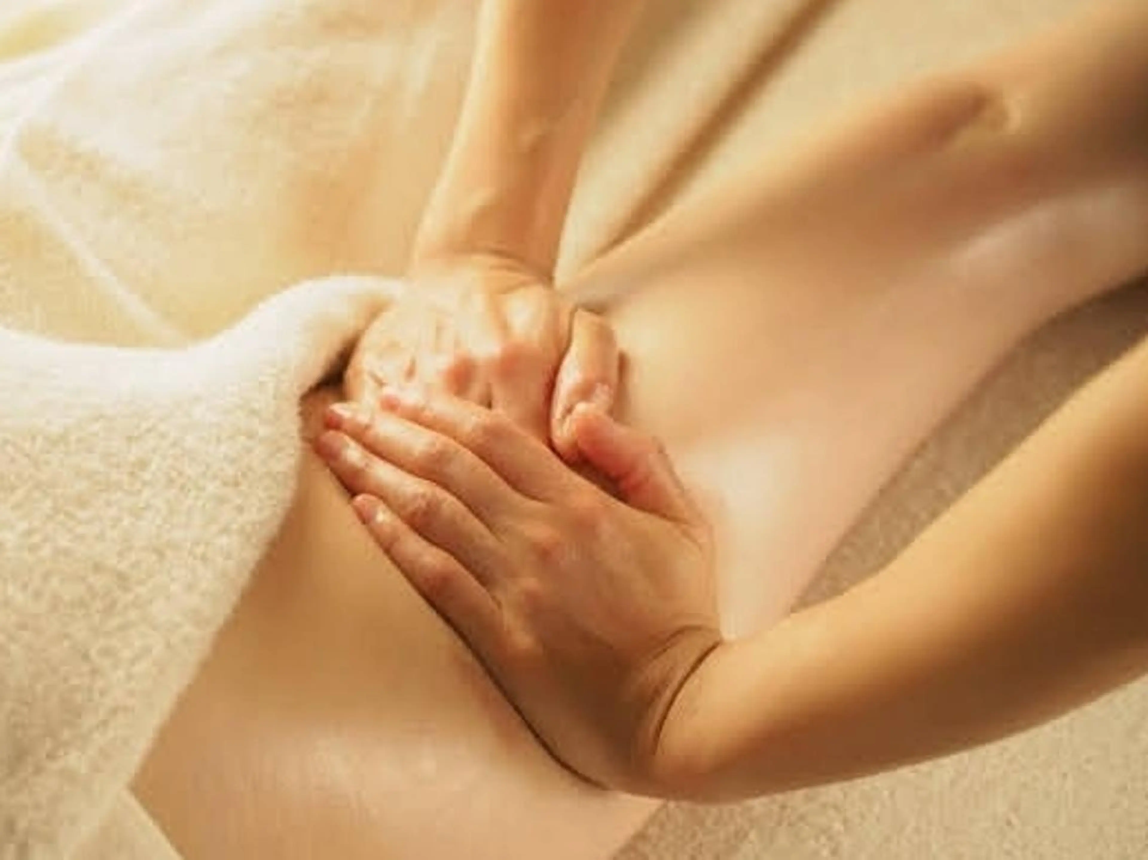 整体エステ　NEW ME所属・深層リンパオイル/小 顔とドライヘッドスパのエステ・リラクイメージ