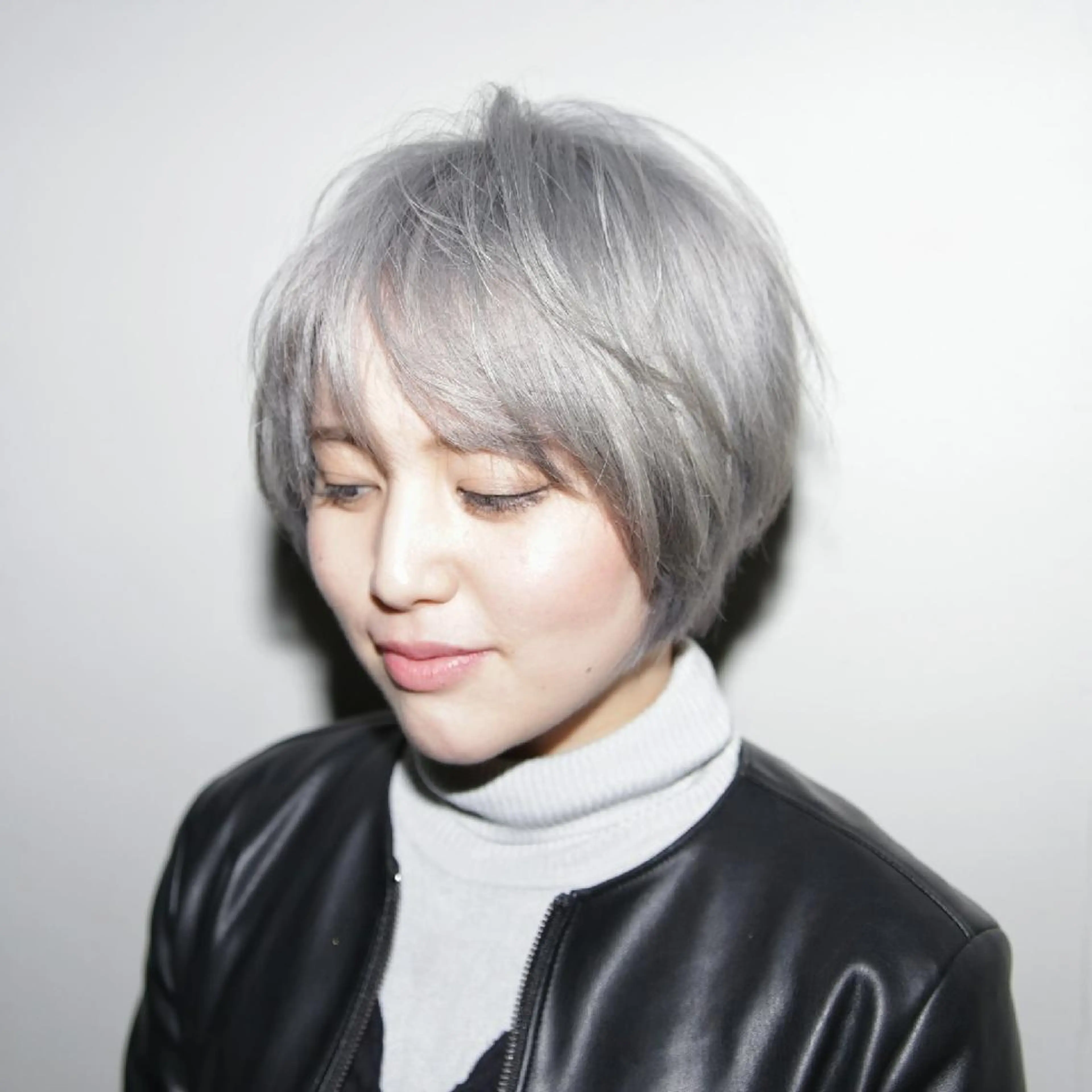 ショート カラー ブリーチ ケアブリーチ シルバー 艶髪✨ハイトーン ✨ホワイト✨北宗一郎のヘアスタイル