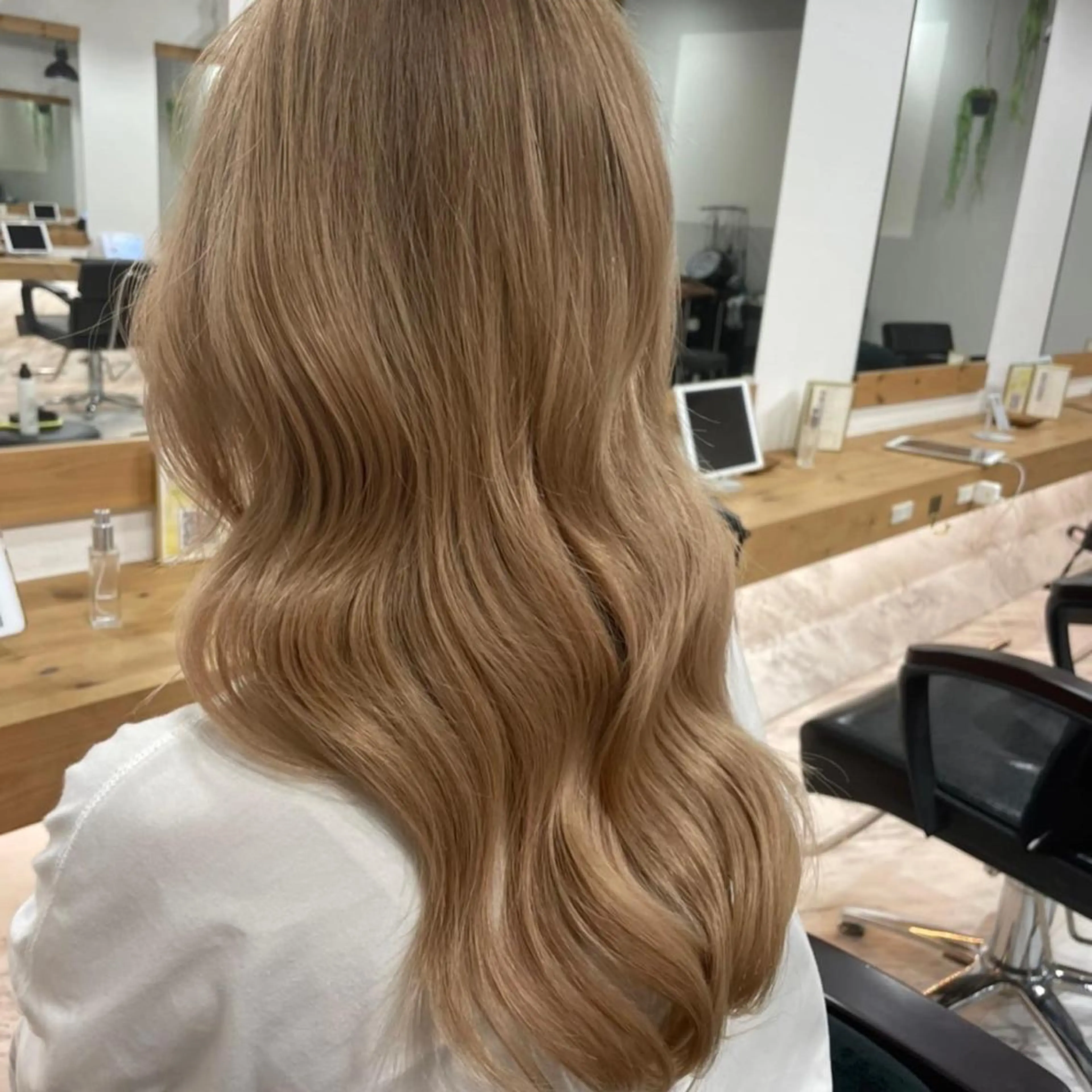 ロング カラー パーマ ヘアアレンジ 厚地 伽寧のヘアスタイル