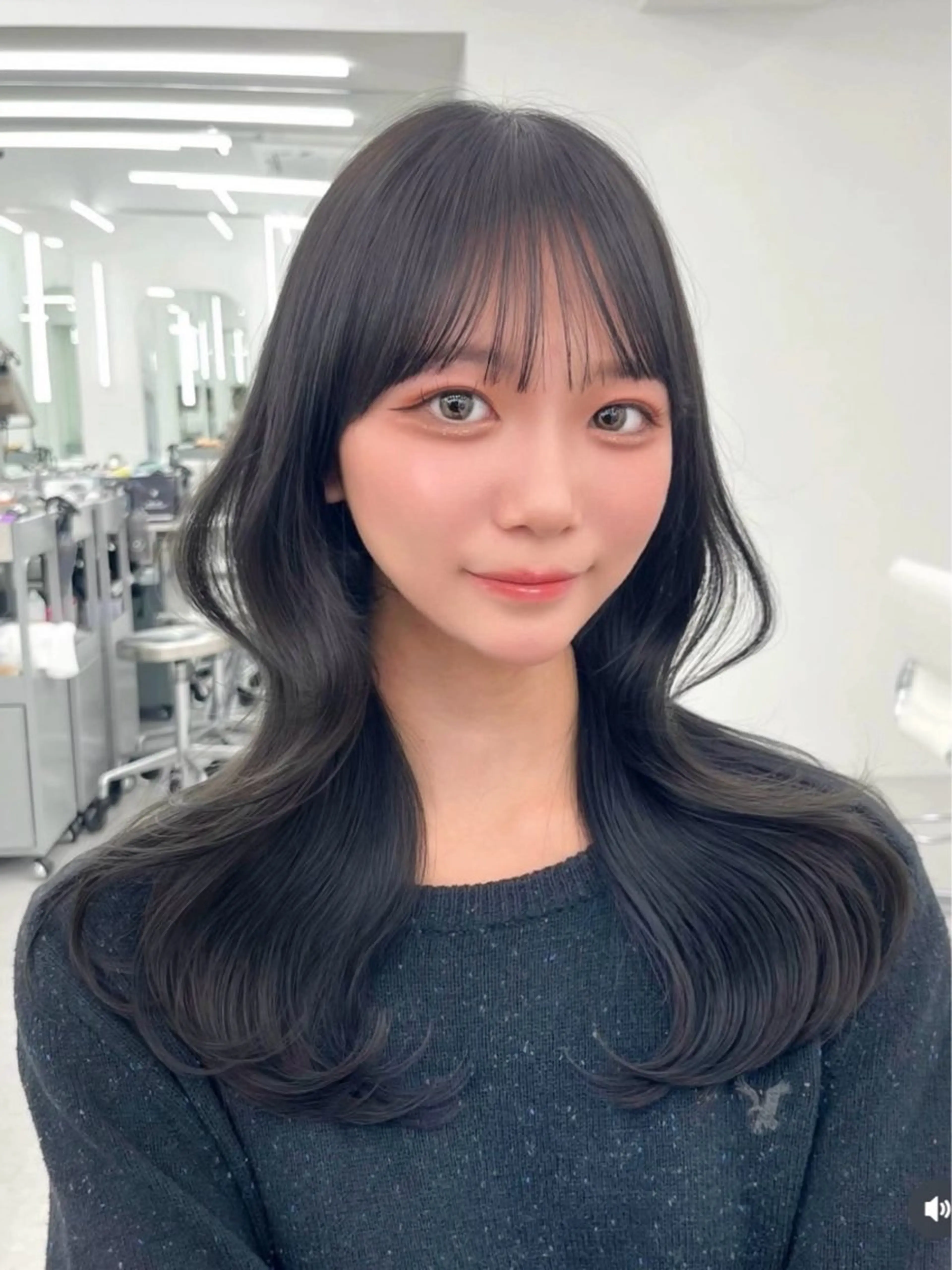ロング カラー 黒髪 ブルーカラー ブルーブラック イルミナカラー 韓国風ヘア ヘアカラー トリートメント ヘアセット 透明感カラー✨🩵 韓国ヘアkanatoのヘアスタイル