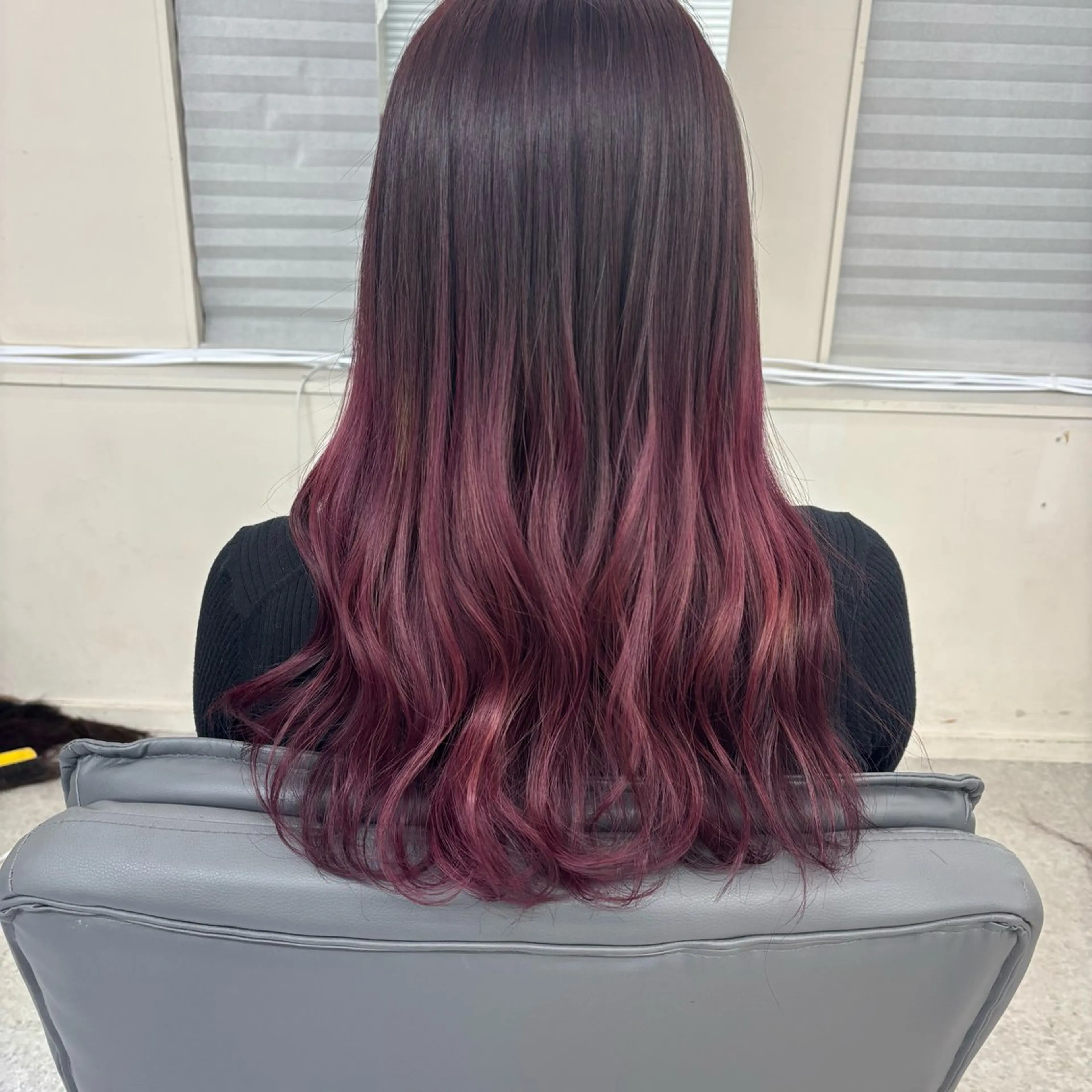 ロング カラー ブリーチ グラデーションカラー ピンクカラー 腰越 麻奈のヘアスタイル