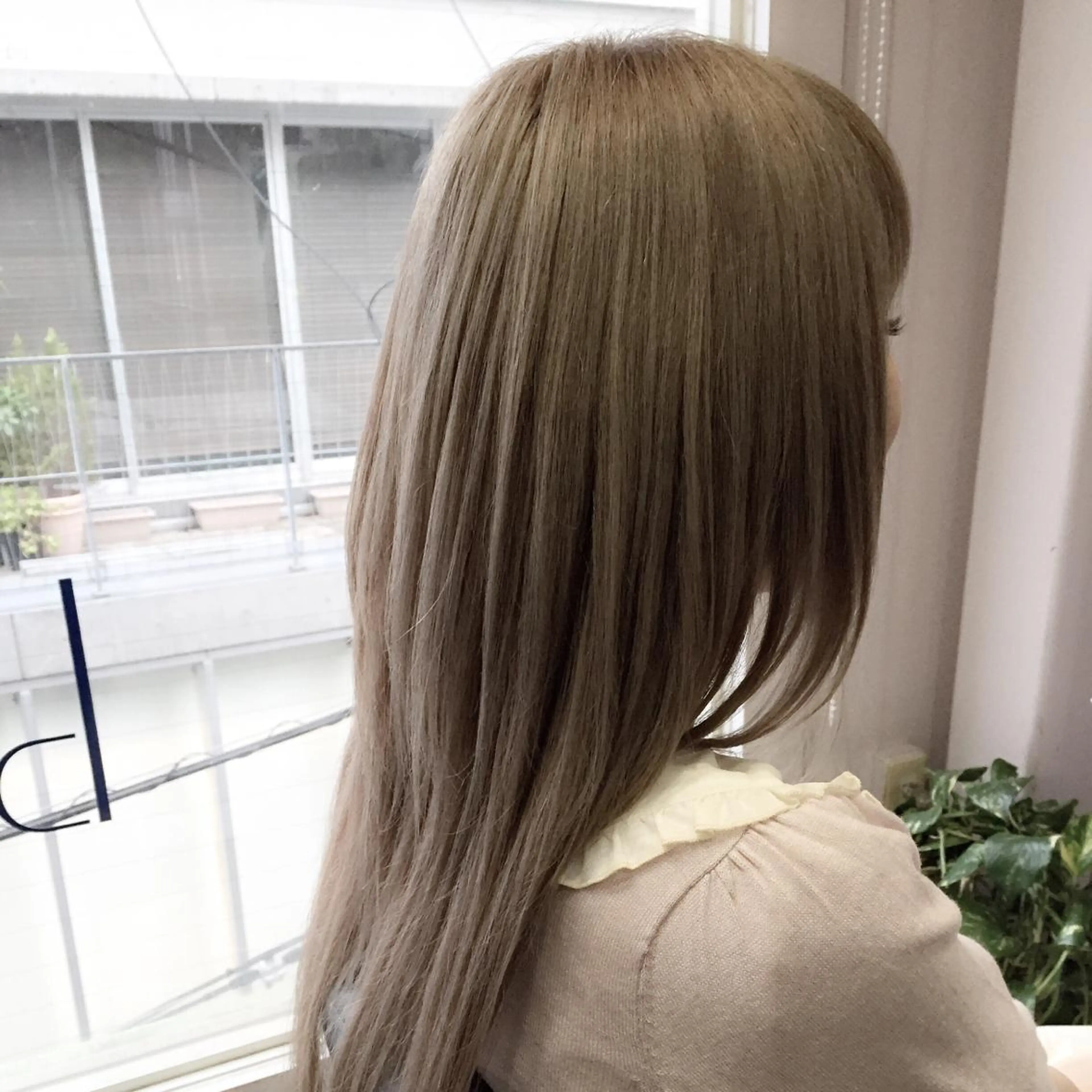 セミロング ロング カラー アッシュ ホワイトアッシュ トリートメント カット ヘアカラー トリートメント 原宿サロン代表 デザインカラー伊藤卓のヘアスタイル