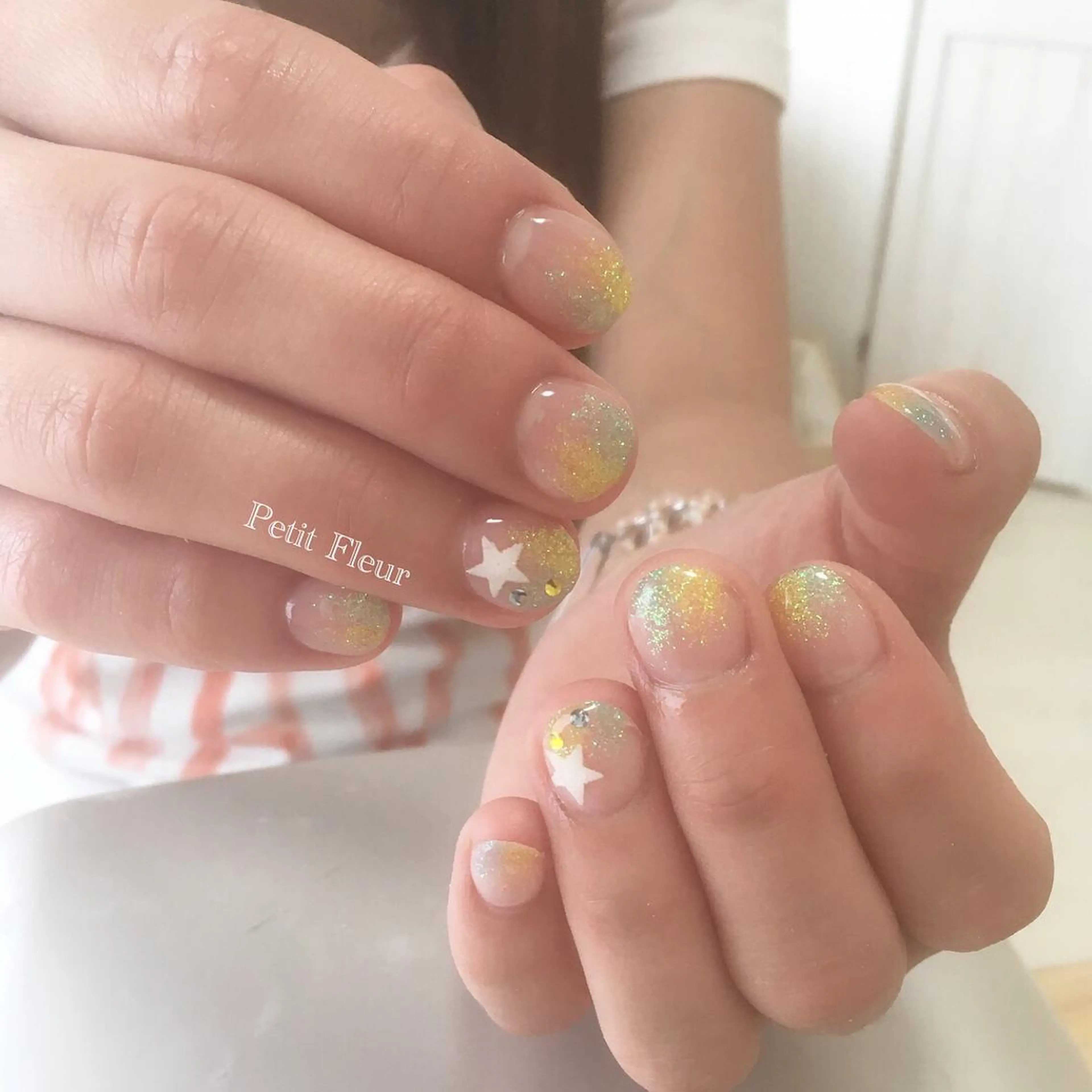 ネイル グラデーション ラメ(グリッター) ラメグラデーション ショートネイル Petit Fleur所属・青柳 亜梨奈のマツエク・マツパデザイン