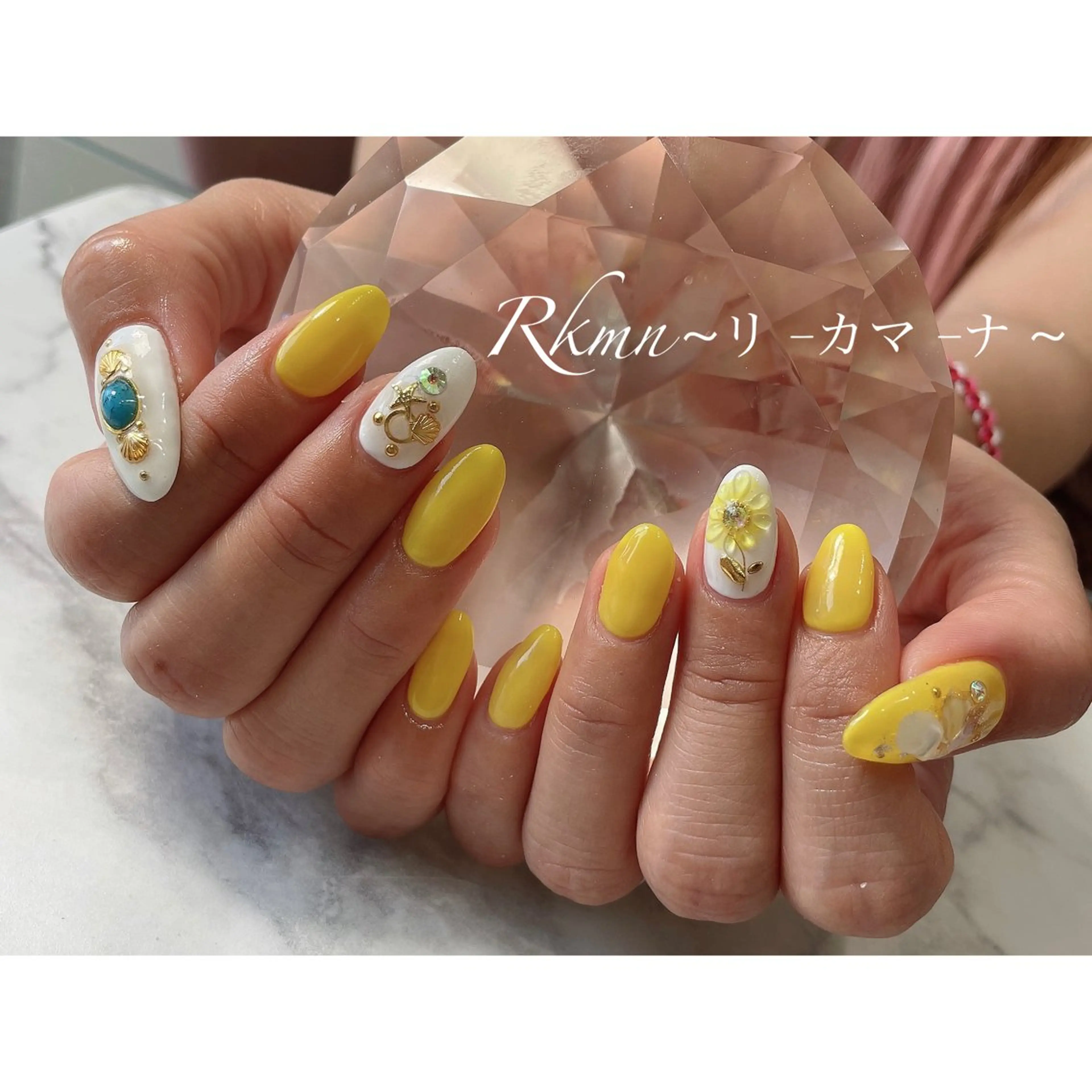 ネイル アートネイル フラワーネイル ぷっくりネイル 春ネイル 黄色 ハンドネイル フットネイル ハンドケア Rkmn ~リ-カマ-ナ~のネイルデザイン