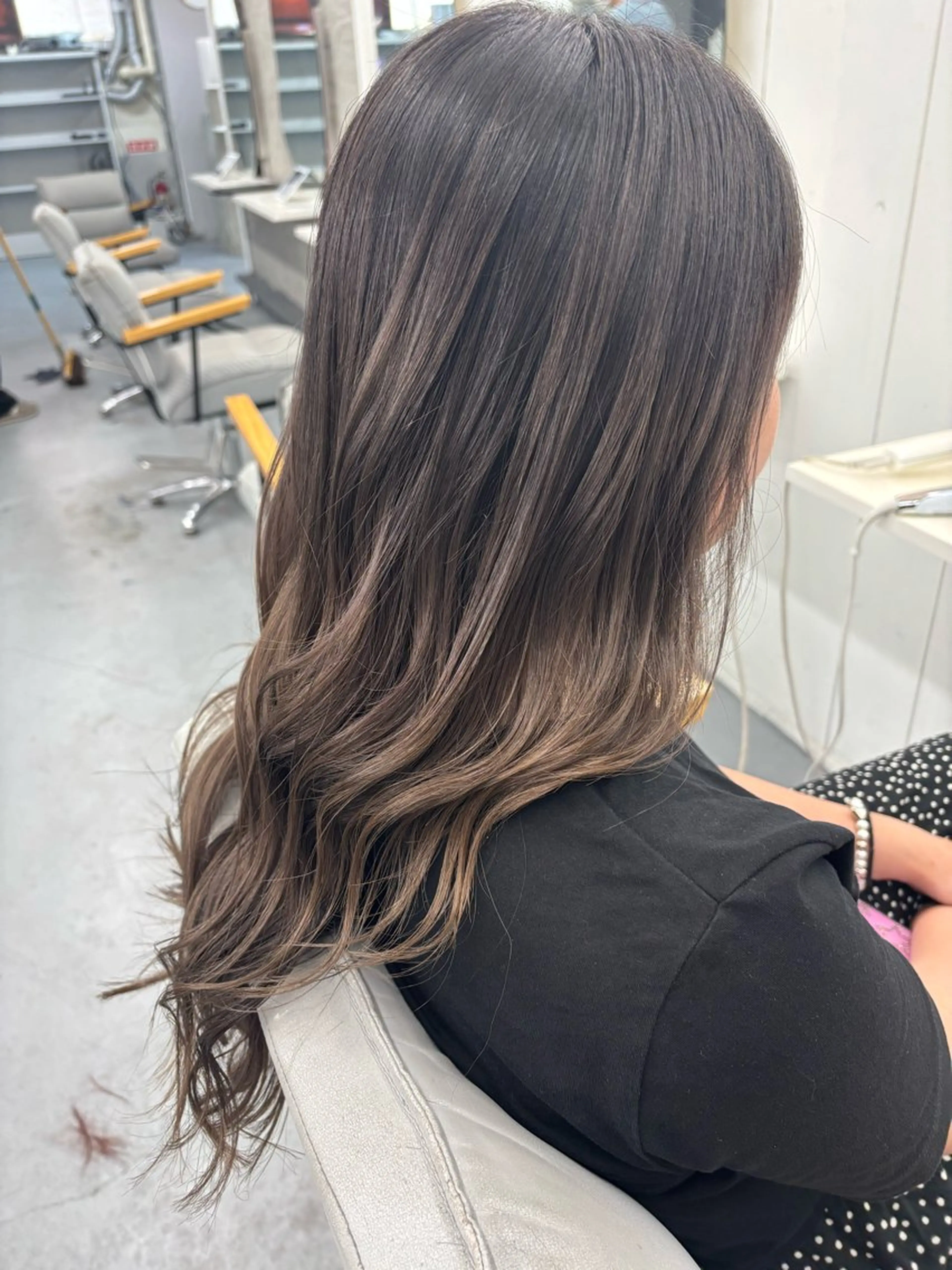 ロング 腰越 麻奈のヘアスタイル