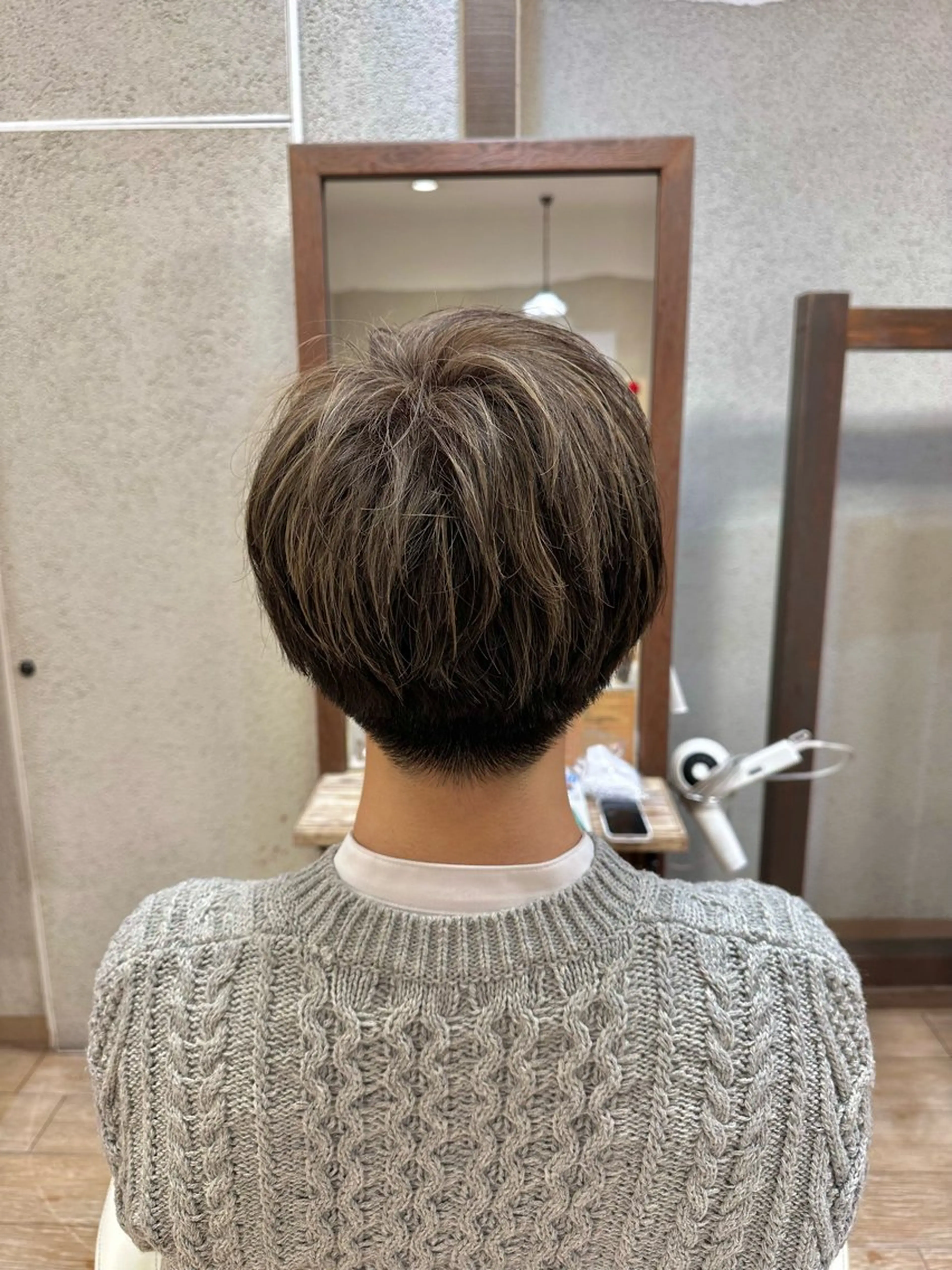 ショート カラー メンズ メンズハイライト ハイライトカラー シルバー ハイライト カット ヘアカラー トリートメント 阿部 美咲のヘアスタイル