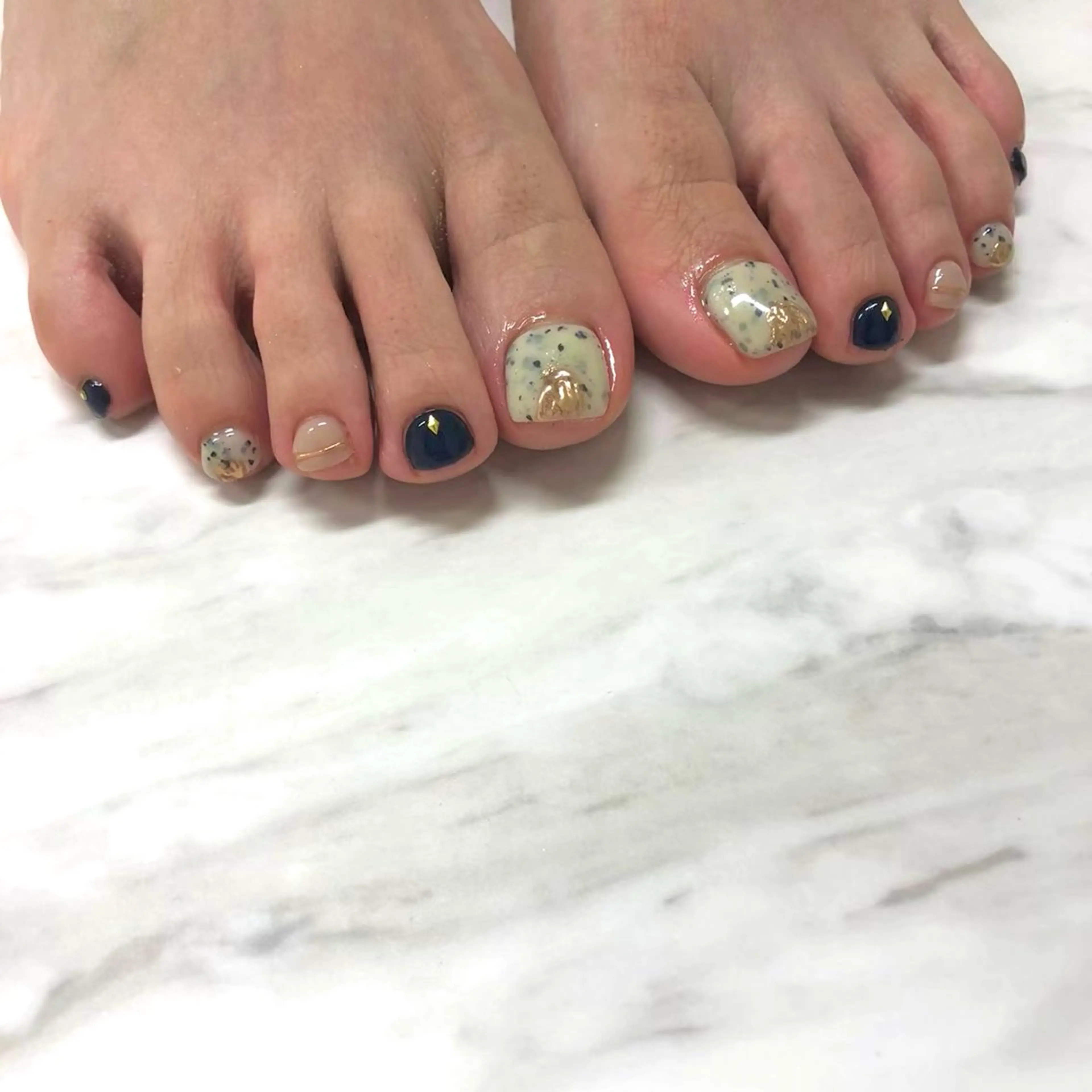 ジェルオフ無料💎フット4本アート🫧甘皮ケア込!の写真