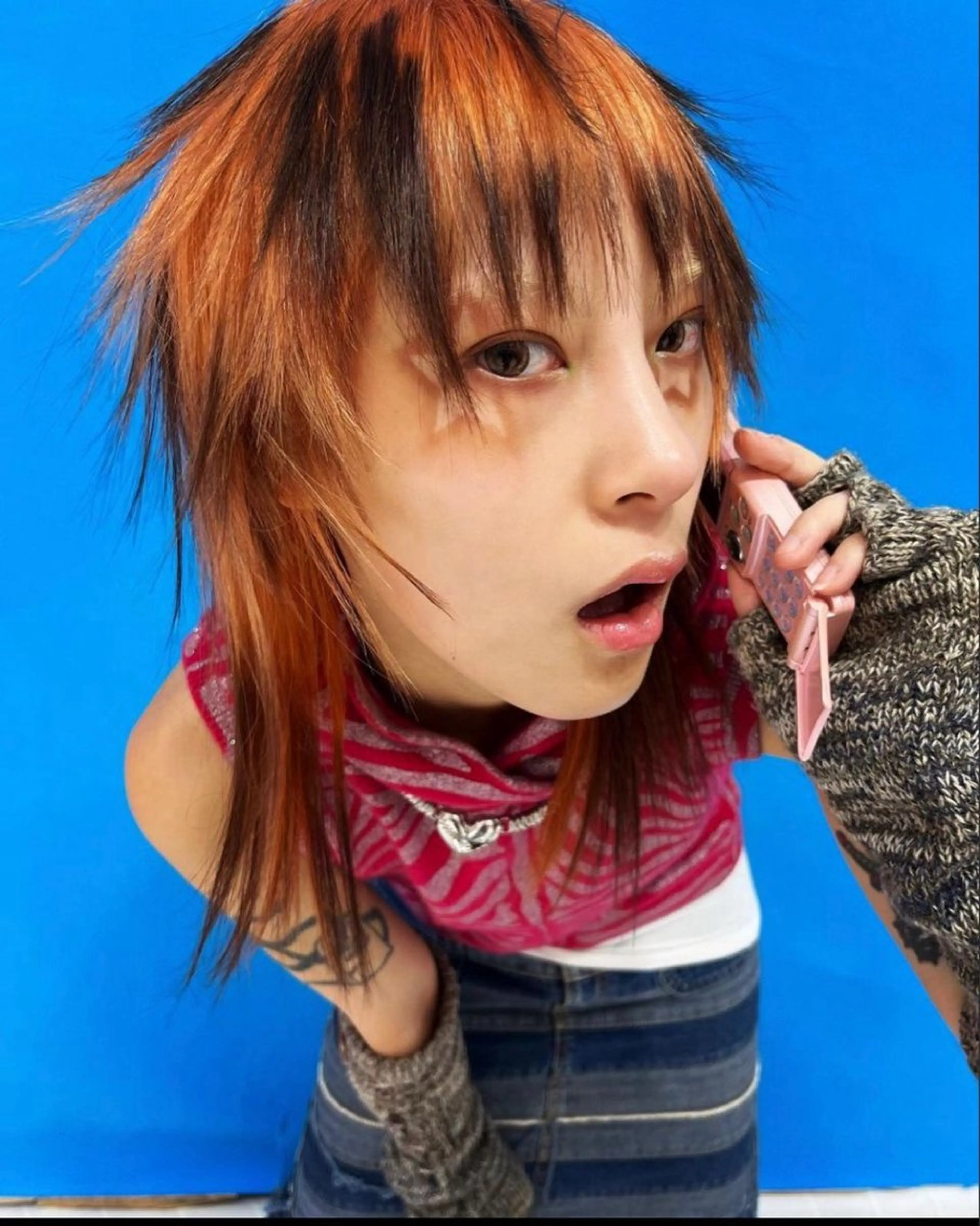 ミディアム カット ウルフとデザイン カラーの神のヘアスタイル