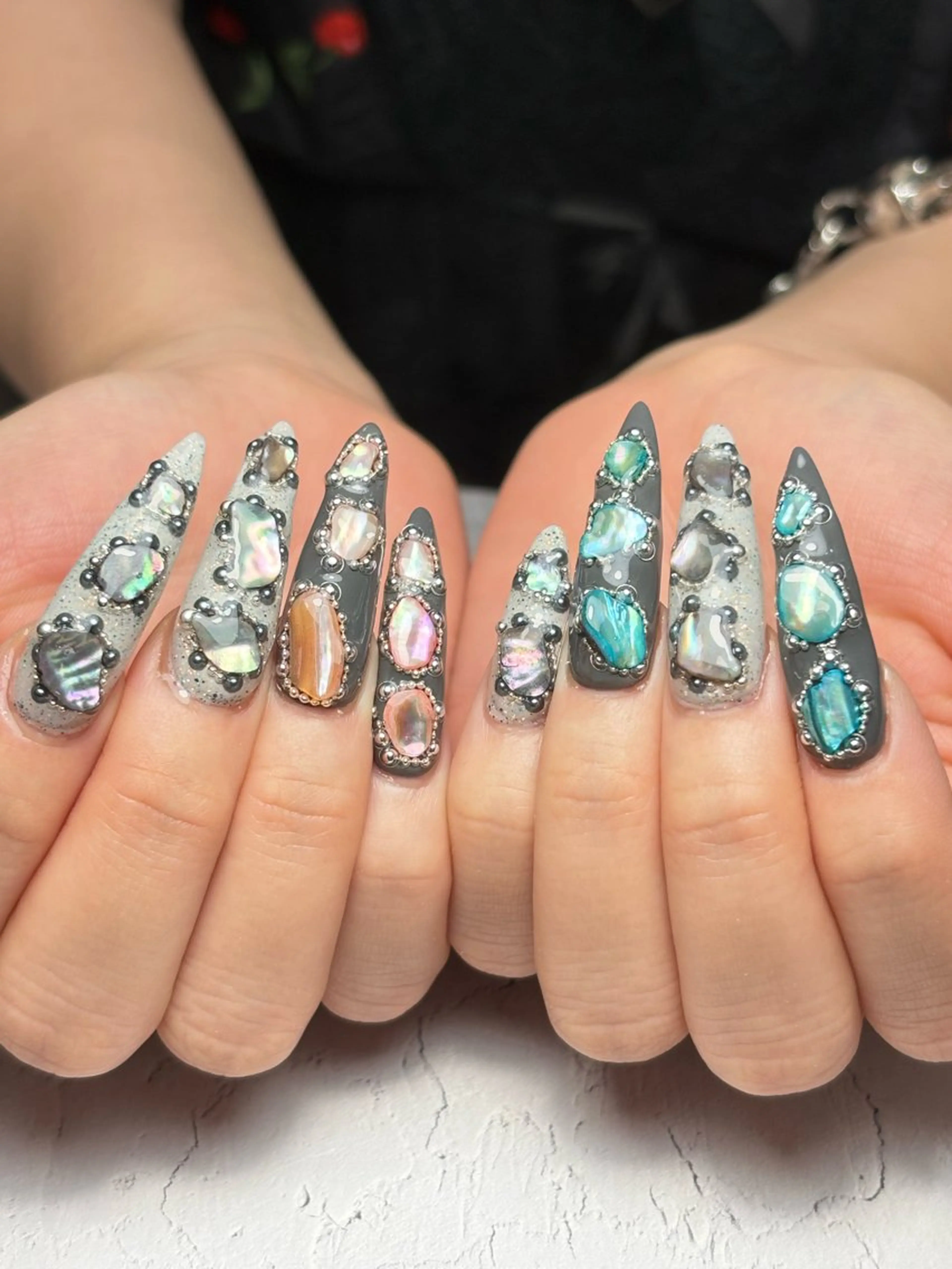 ネイル ストーンネイル 夏ネイル ネイルチップ ホワイト Natuleaナチュリア所属・深爪矯正自爪育成専門 natuleaのネイルデザイン