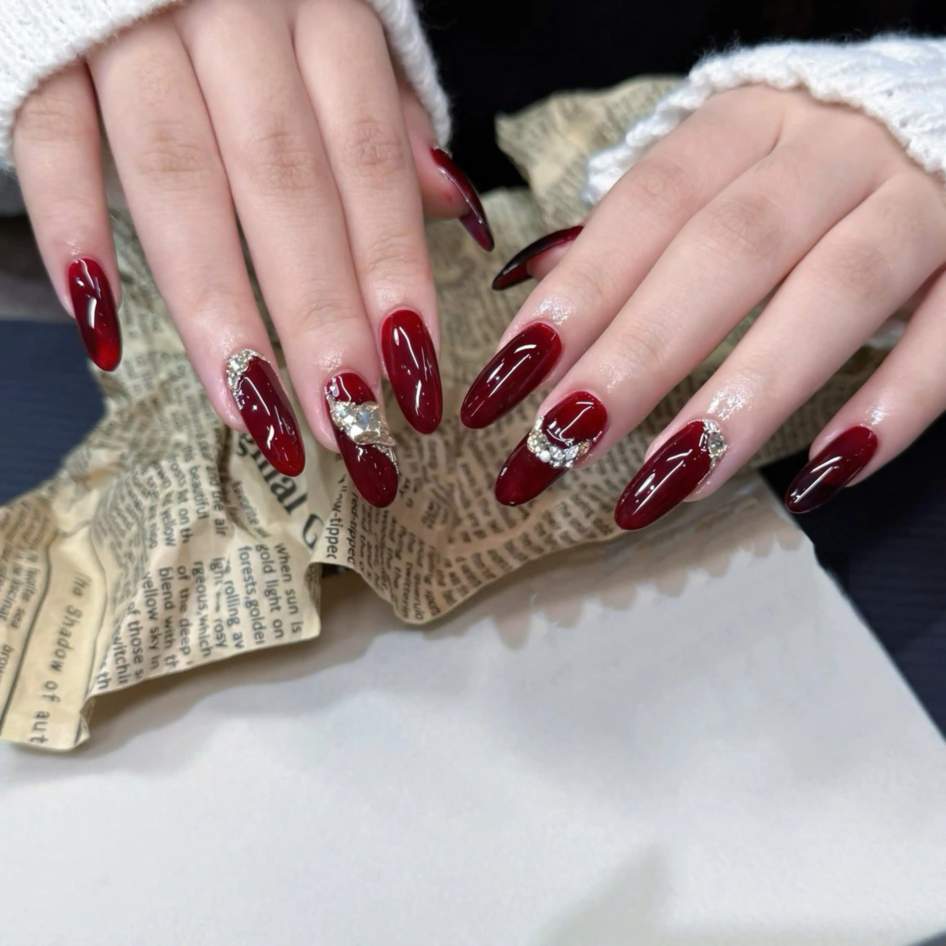 ネイル ジェルネイル キラキラネイル 赤色 ストーンネイル ハンドネイル Mytnail所属・ann_ nailのネイルデザイン