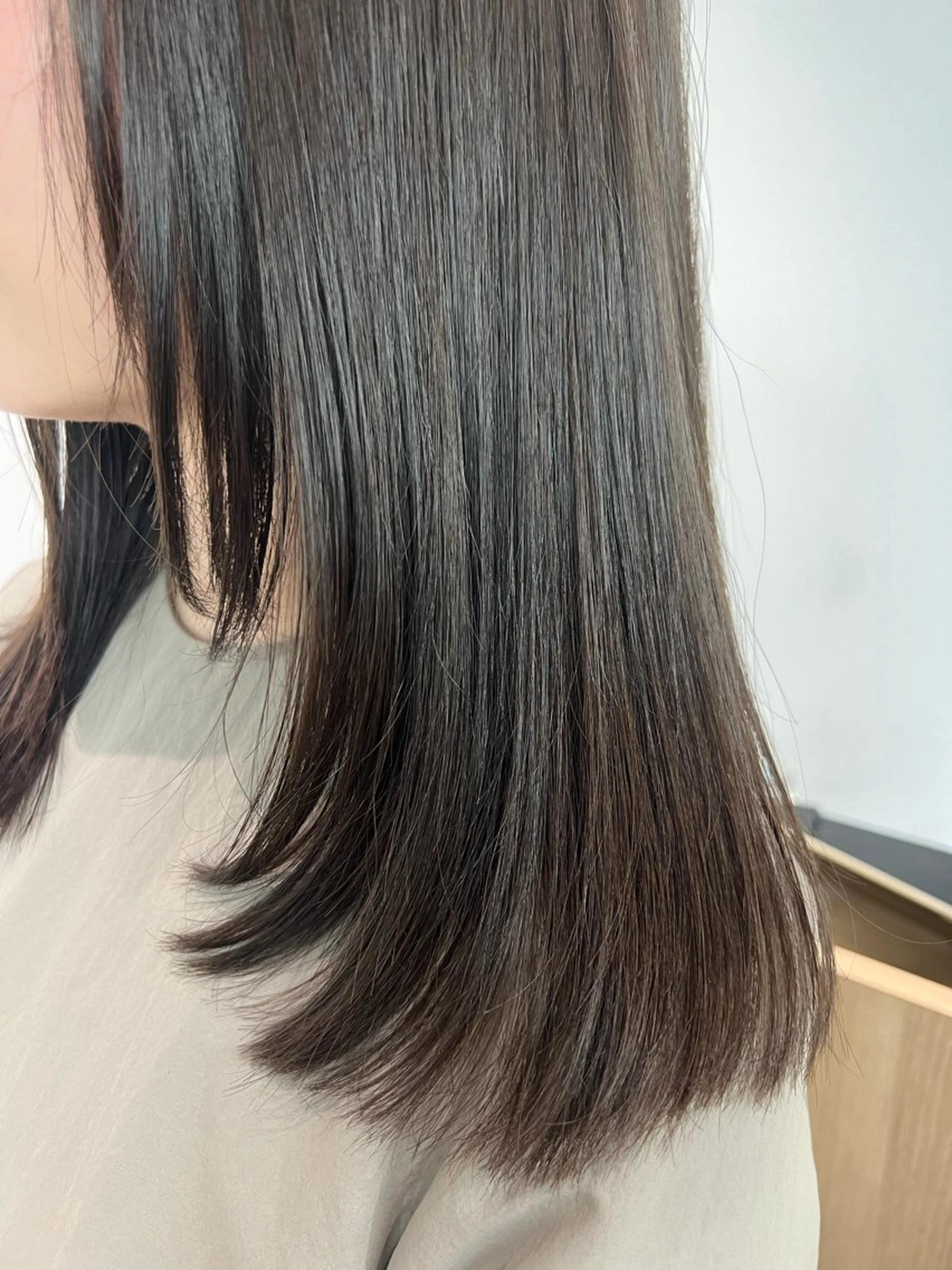 ロング カラー 小森聖奈 韓国風レイヤーカットのヘアスタイル