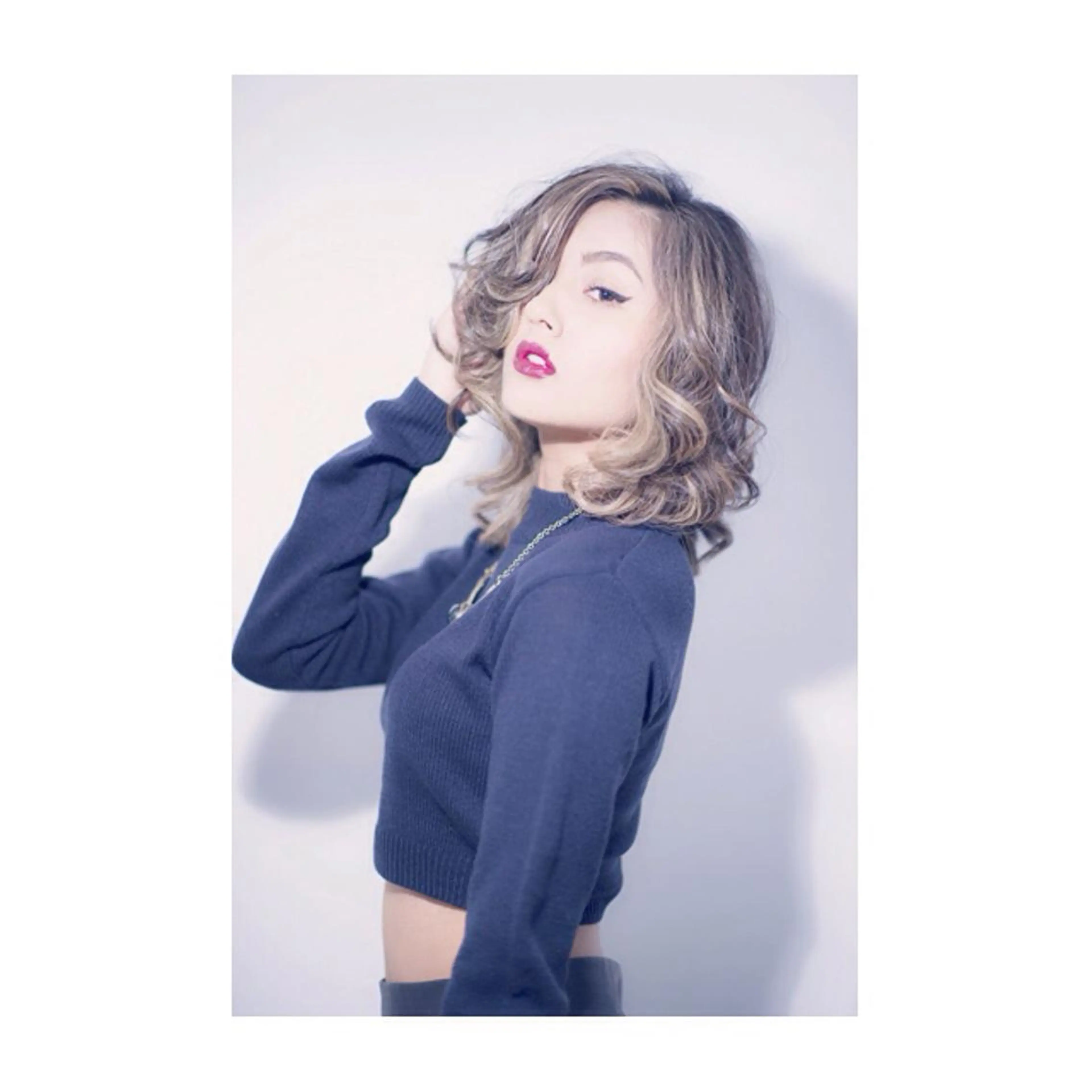 ミディアム セミロング カラー アオガミ （前髪顔周りカット）のヘアスタイル