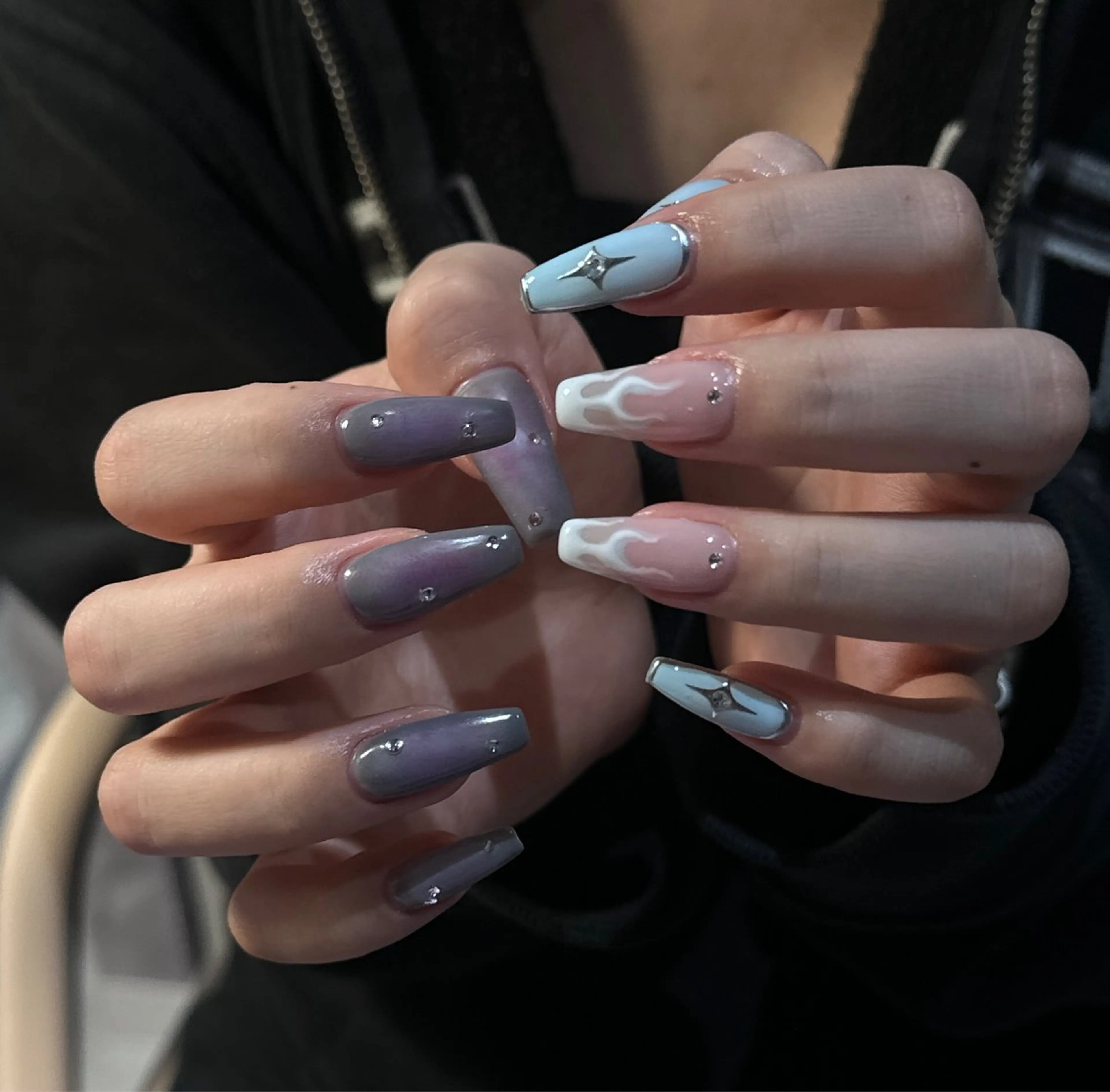 ネイル ♱˖⁺ 𝒎𝒐𝒑𝒊 ⁺のネイルデザイン