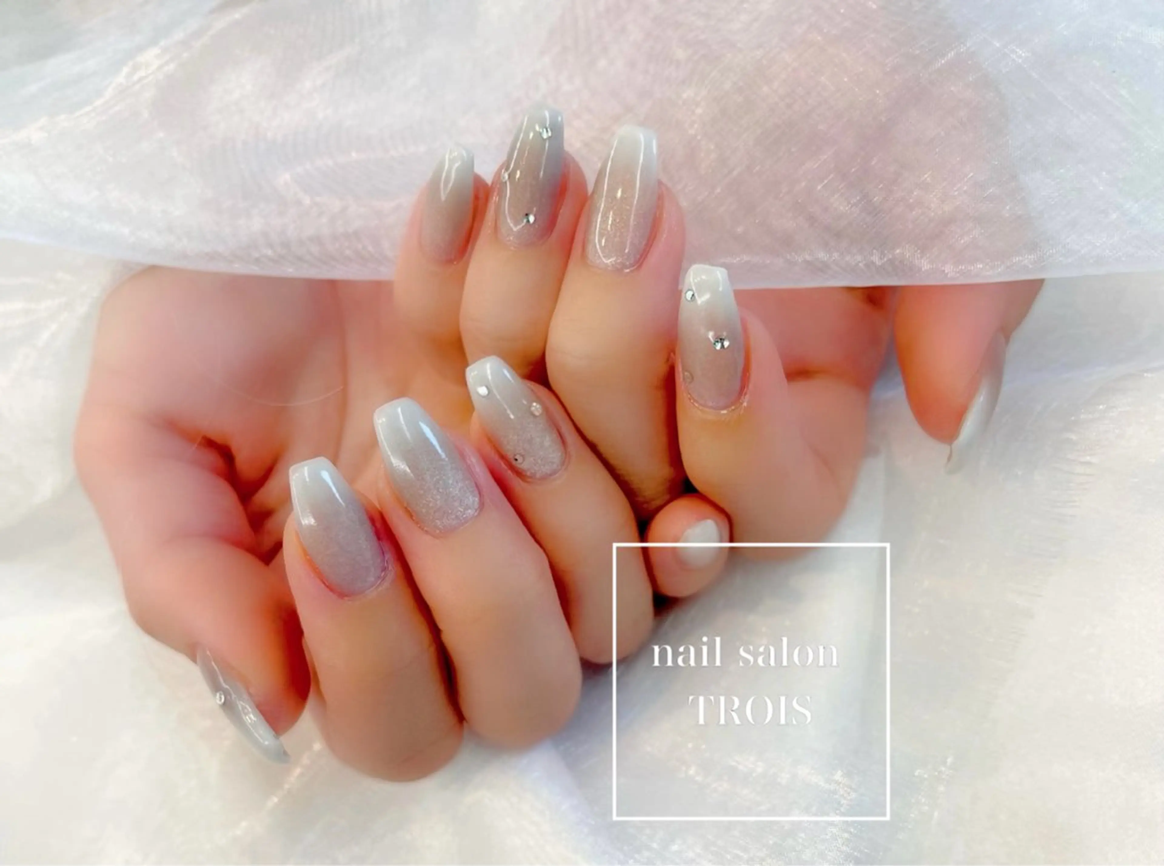 ネイル グラデーション マグネットネイル ホワイト TROIS NAIL所属・Nail &eye TROISのネイルデザイン